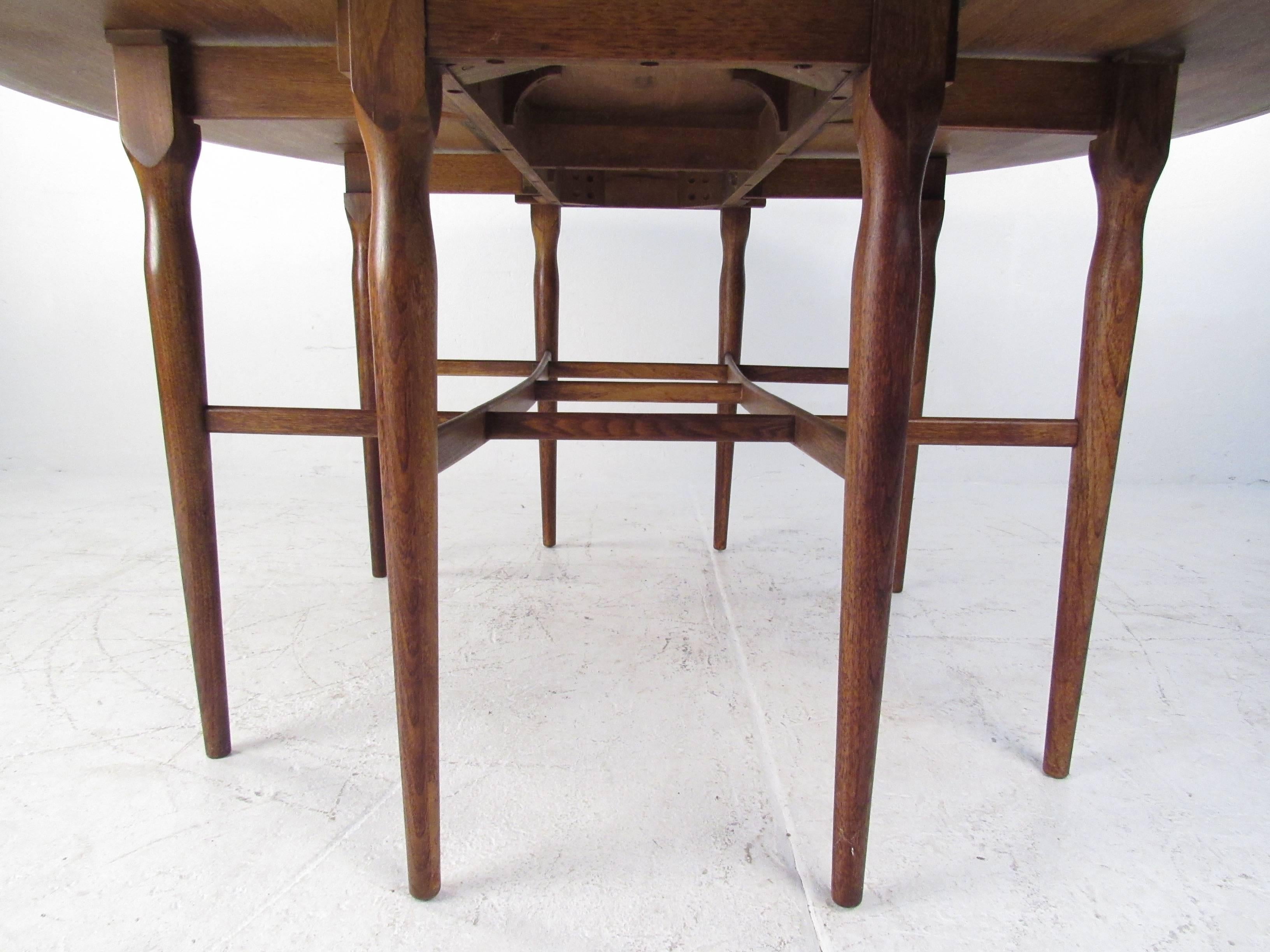 Vintage American Walnut Drop-Leaf Dining Table In Good Condition In Brooklyn, NY