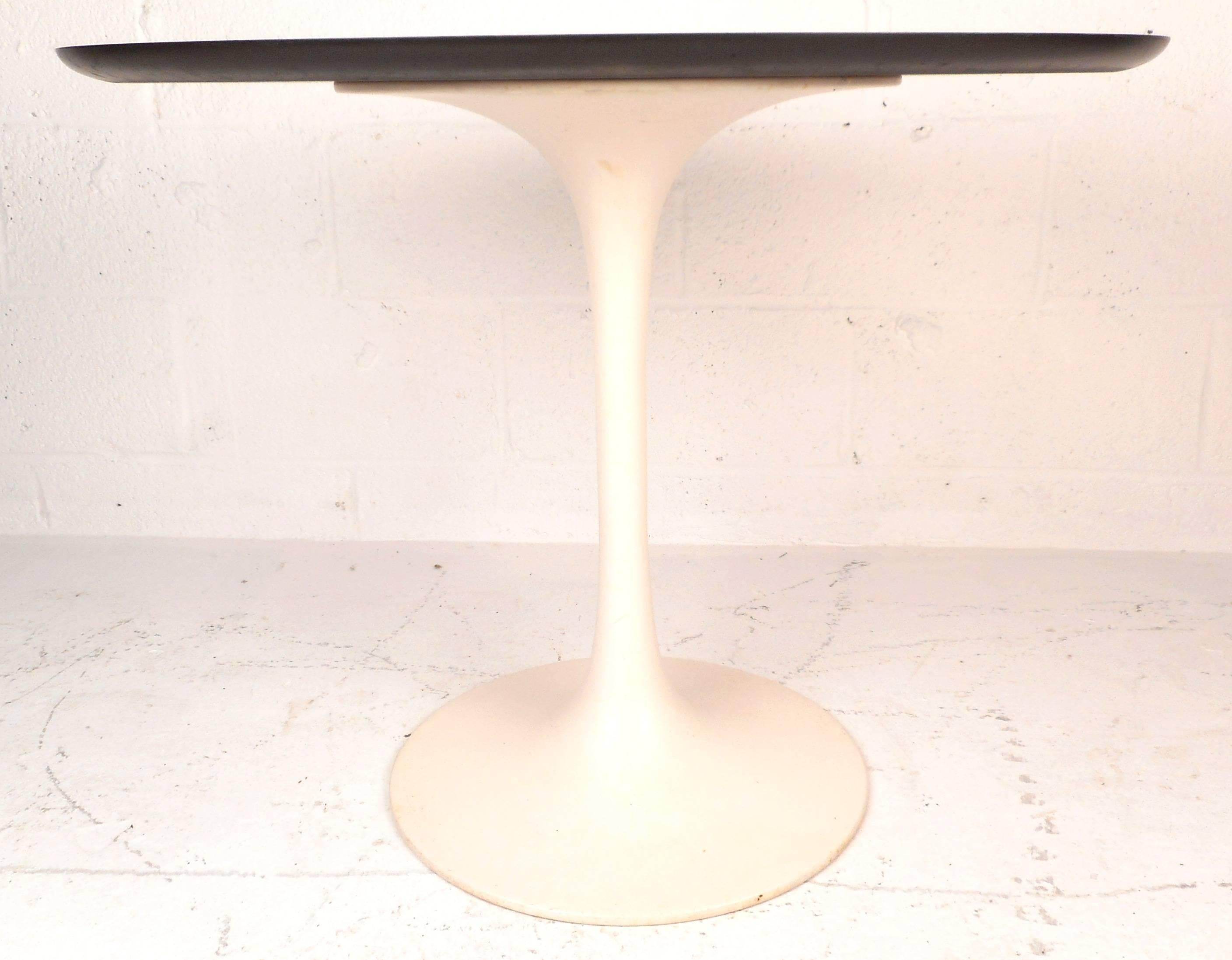 This wonderful mid-century modern side table features a cast iron tulip shaped base. This unique knoll style piece makes the perfect addition to any modern interior. Please confirm item location (NY or NJ).