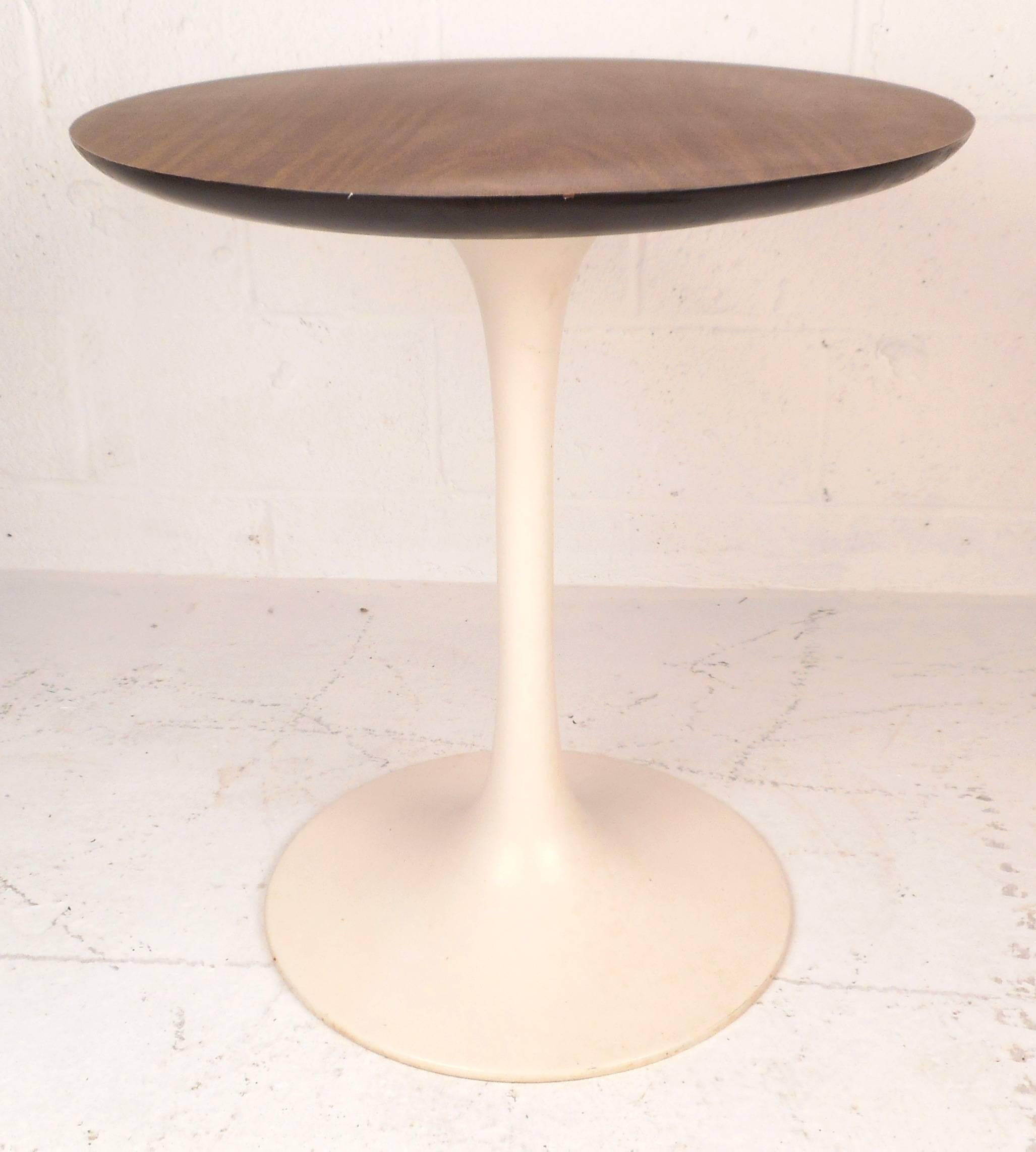 Mid-Century Modern Vintage Oval Side Table in the Style of Eero Saarinen