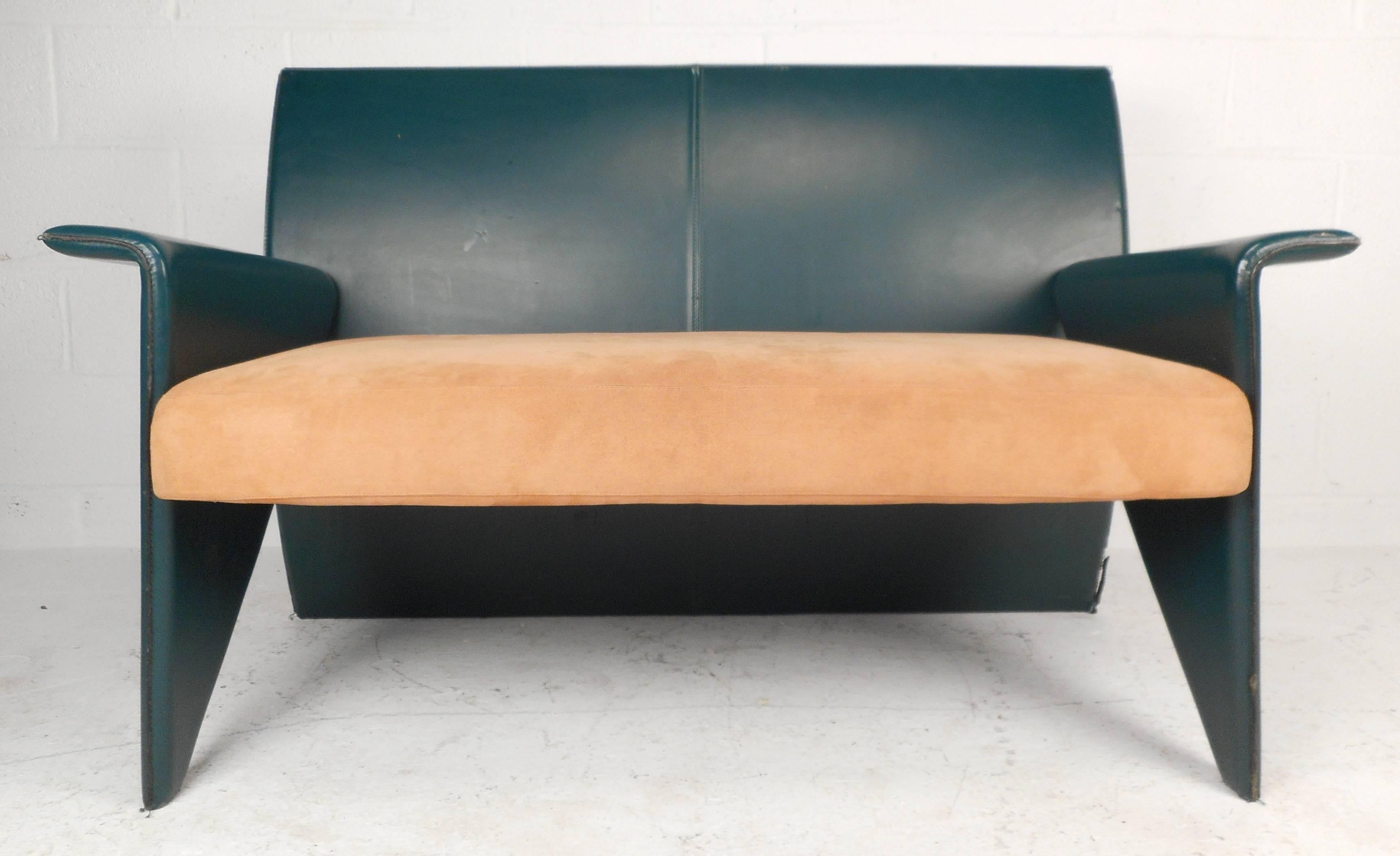 Mid-Century Modern Italian Leather Settee In Good Condition In Brooklyn, NY