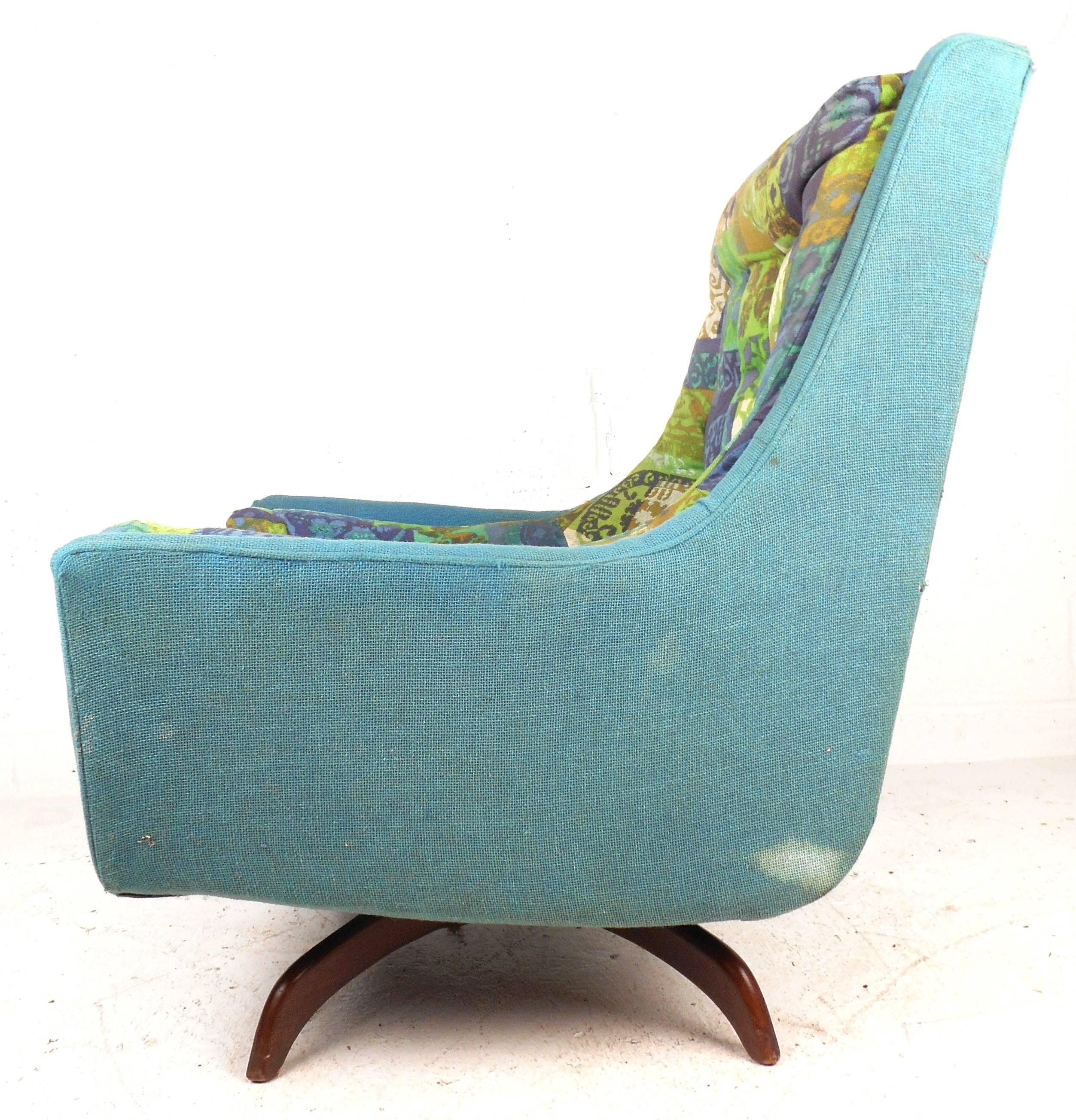Late 20th Century Mid-Century Modern Swivel Lounge Chair in the Style of Adrian Pearsall For Sale