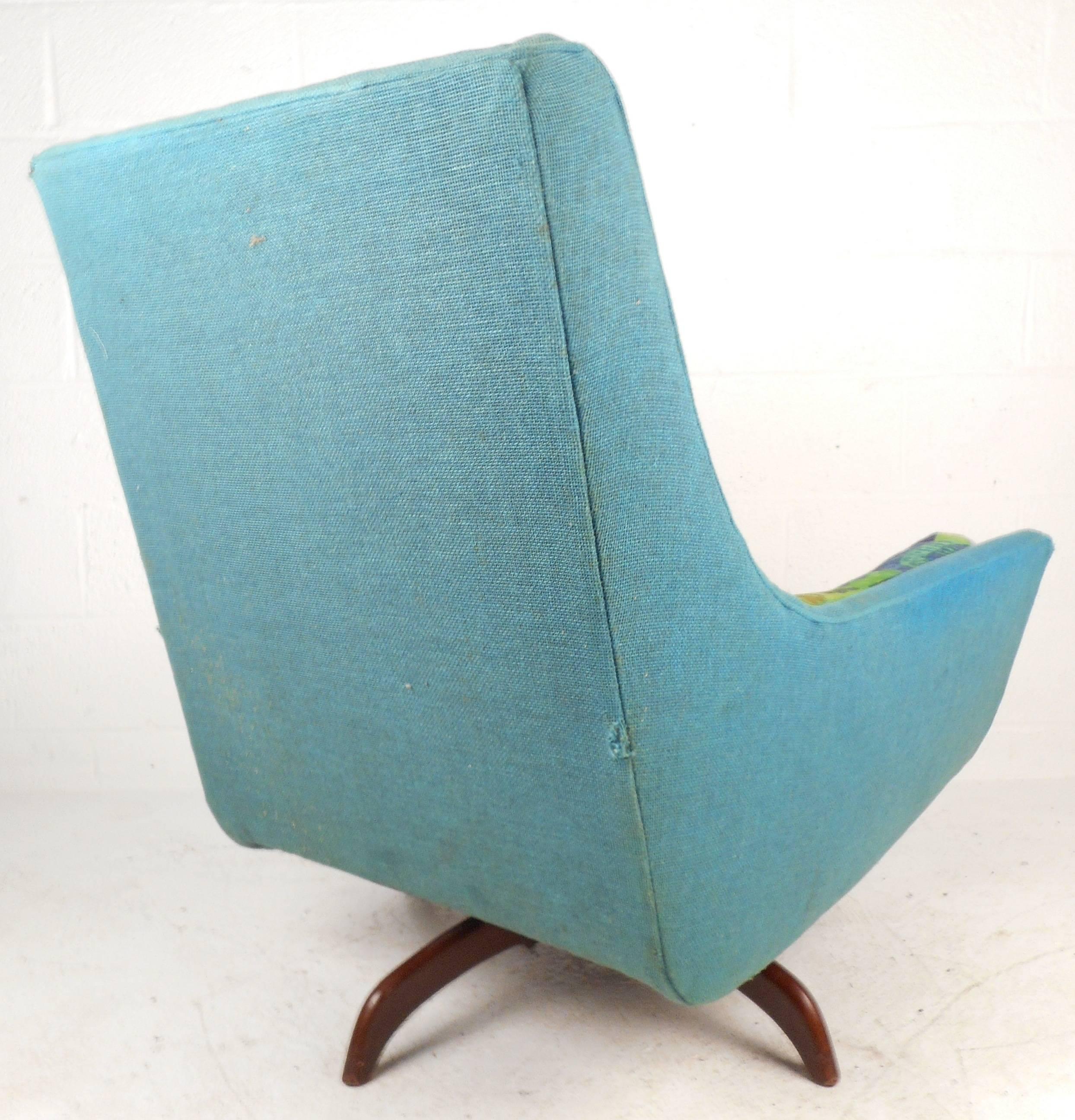 Mid-Century Modern Swivel Lounge Chair in the Style of Adrian Pearsall In Fair Condition For Sale In Brooklyn, NY