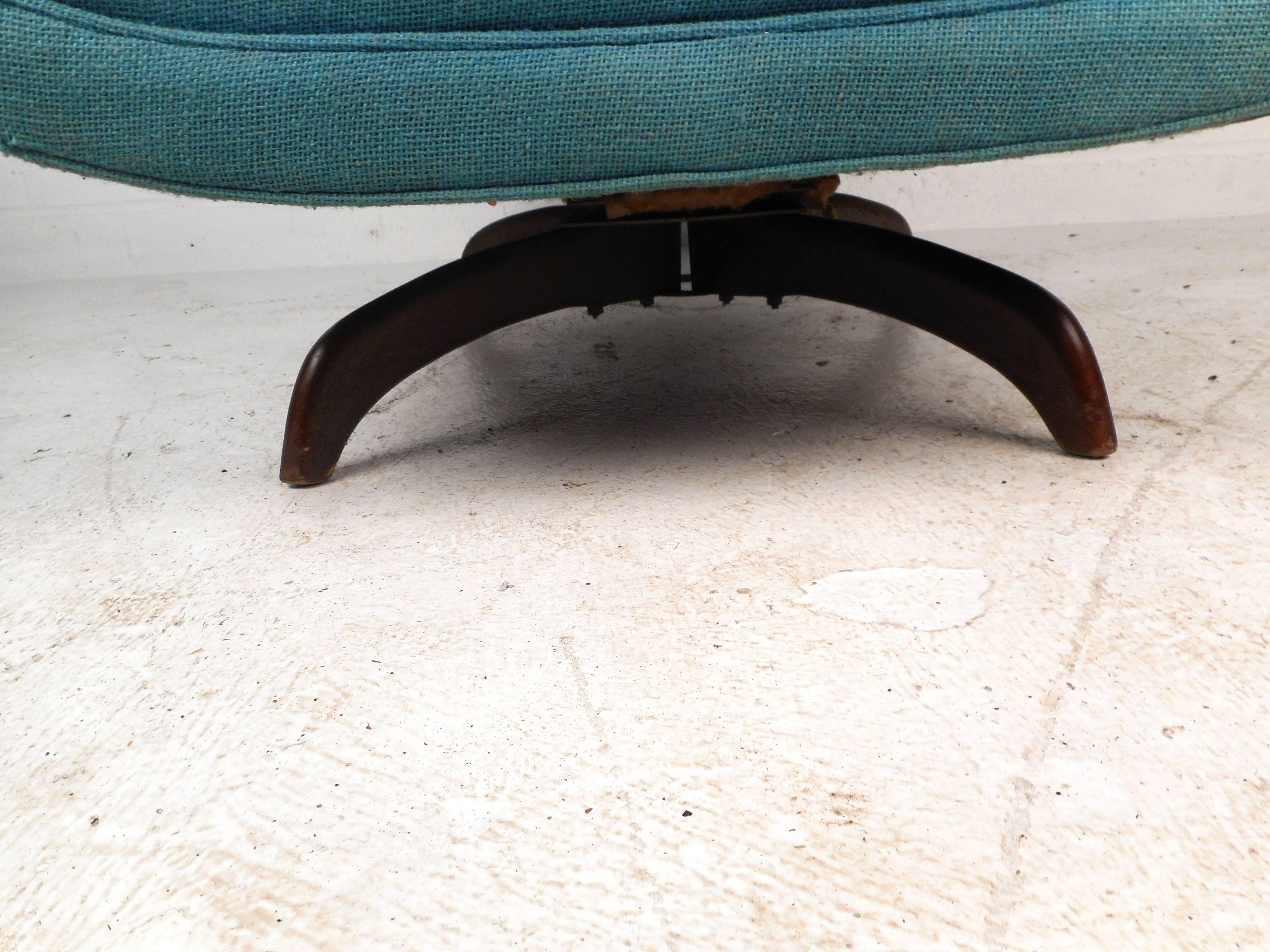 Noyer Fauteuil pivotant moderne du milieu du siècle dernier dans le style d'Adrian Pearsall en vente