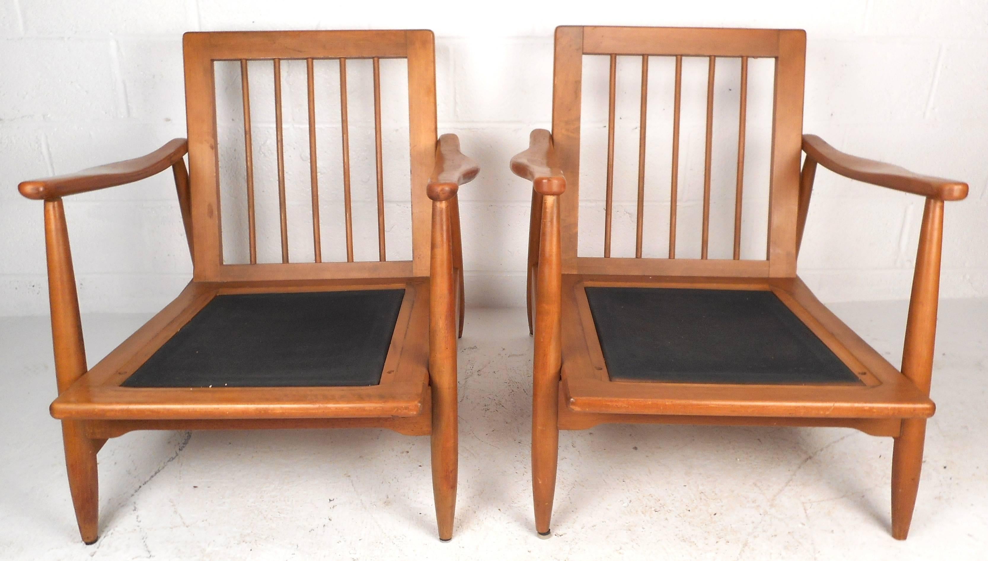 Pair of Mid-Century Modern Maple and Vinyl Lounge Chairs In Fair Condition In Brooklyn, NY