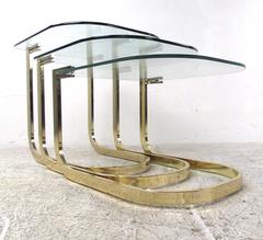 Tables gigognes en verre et laiton du milieu du siècle dernier par Design Institute America