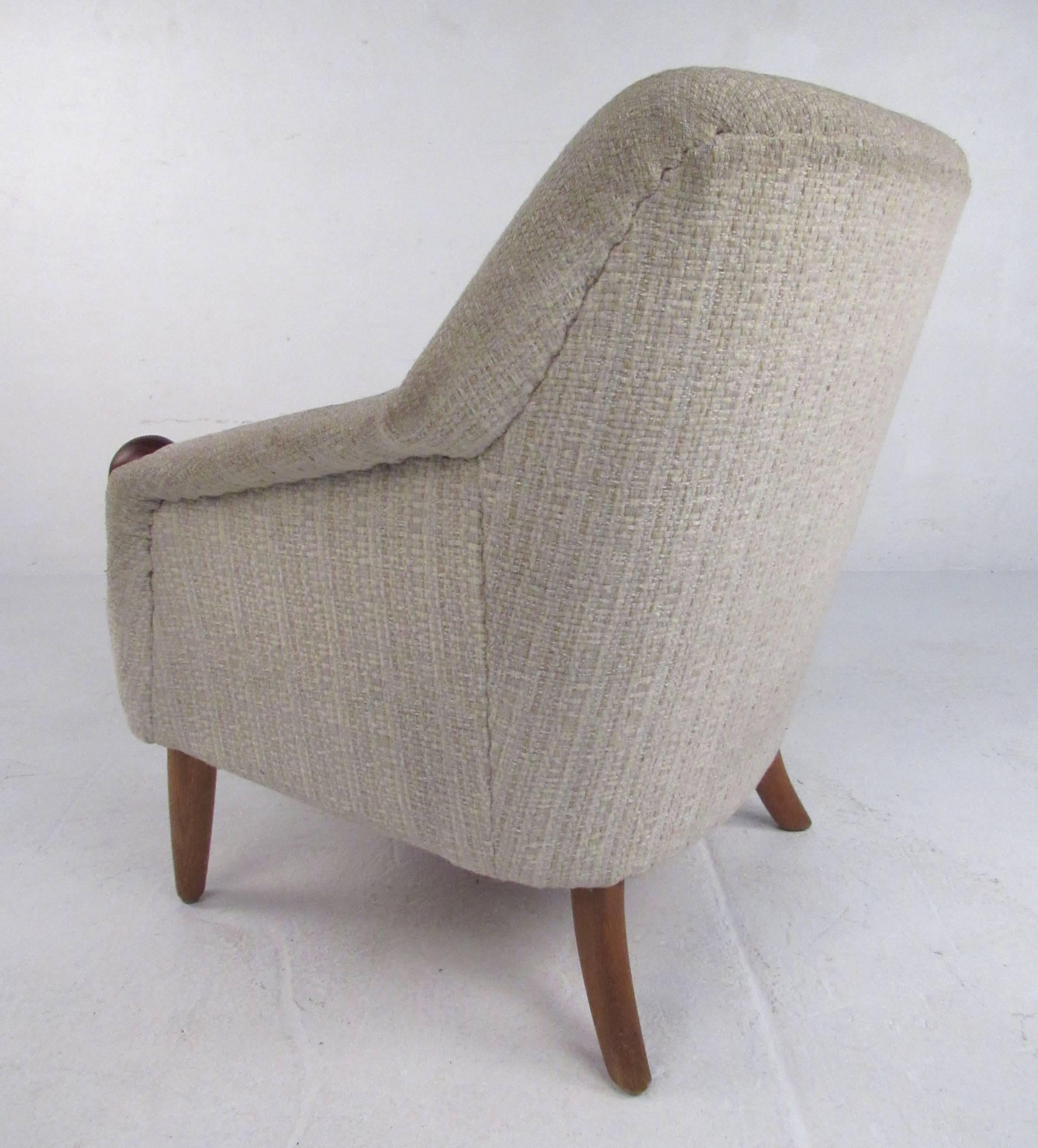 Scandinavian Modern Danish Modern Lounge Chair in the style of Kurt Ostervig For Sale