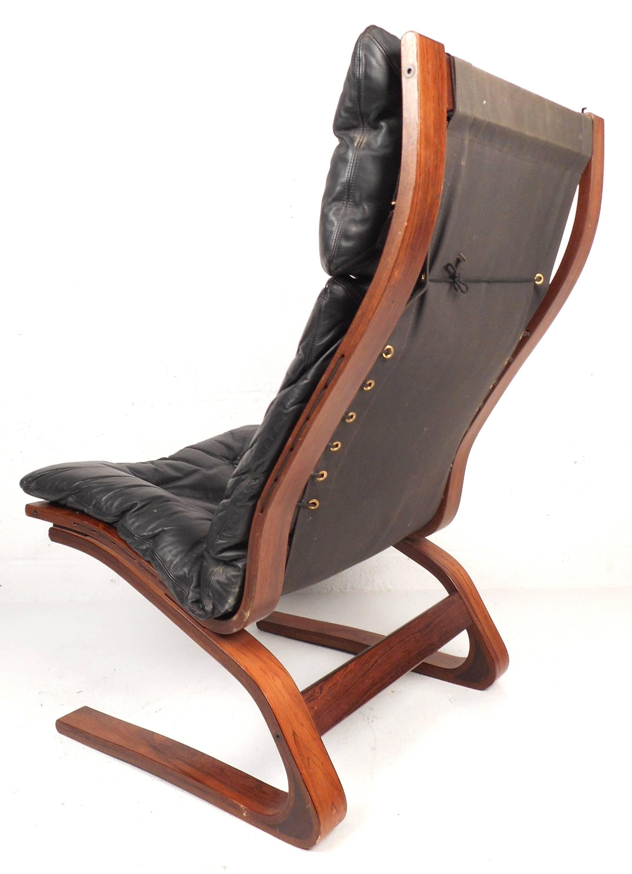 Mid-Century Modern Ingmar Relling chaise longue en cuir avec pouf en vente