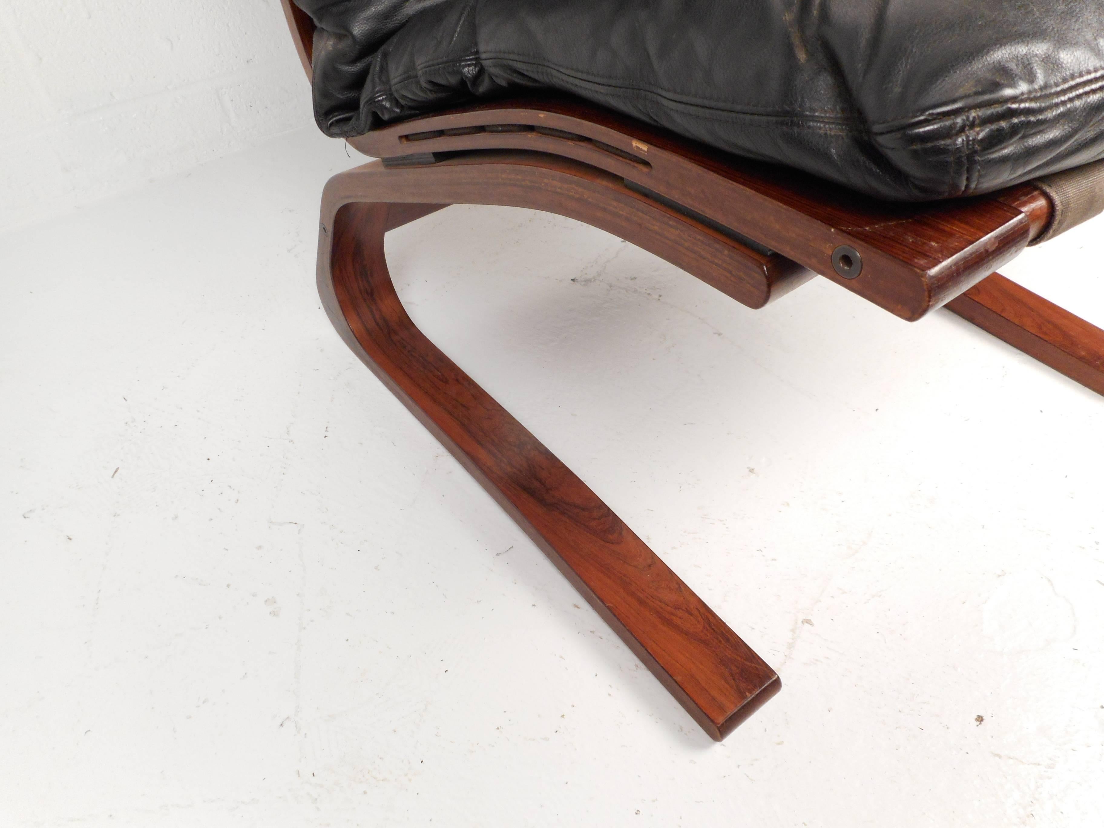 Ingmar Relling chaise longue en cuir avec pouf Bon état - En vente à Brooklyn, NY