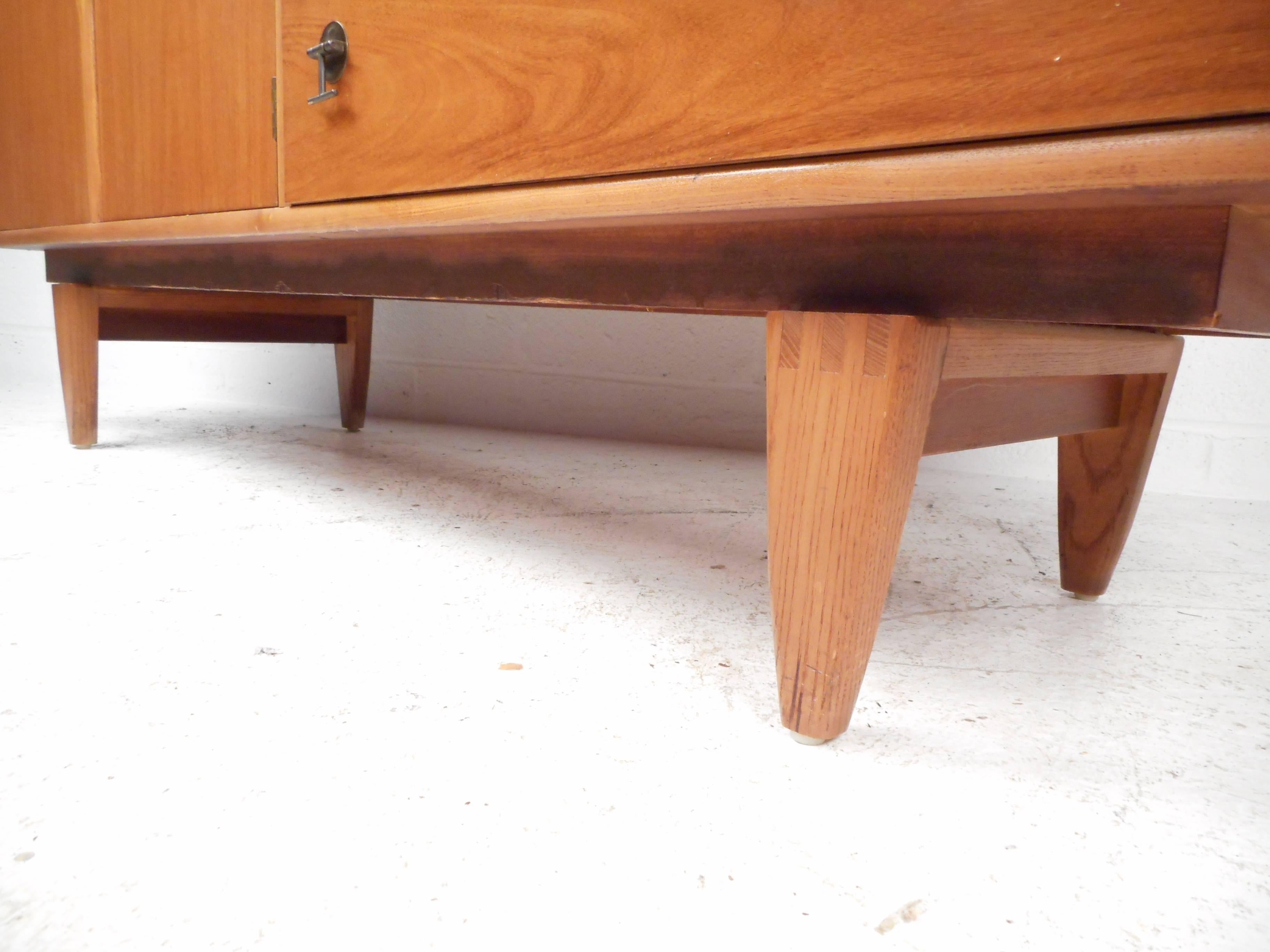 Mid-Century Modern Credenza by Stanley In Good Condition In Brooklyn, NY