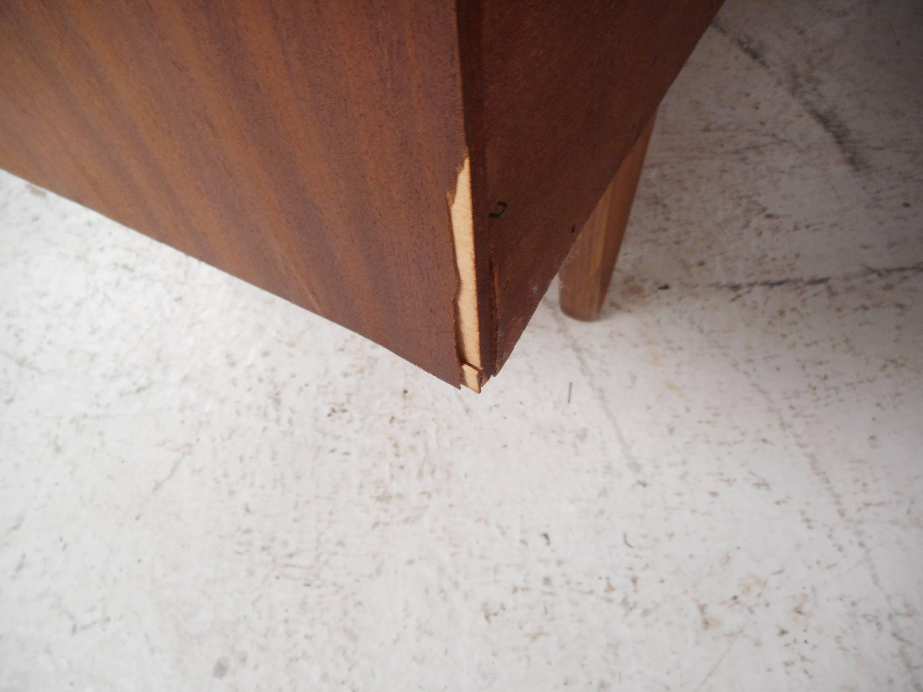Mid-Century Modern Credenza by Stanley 2