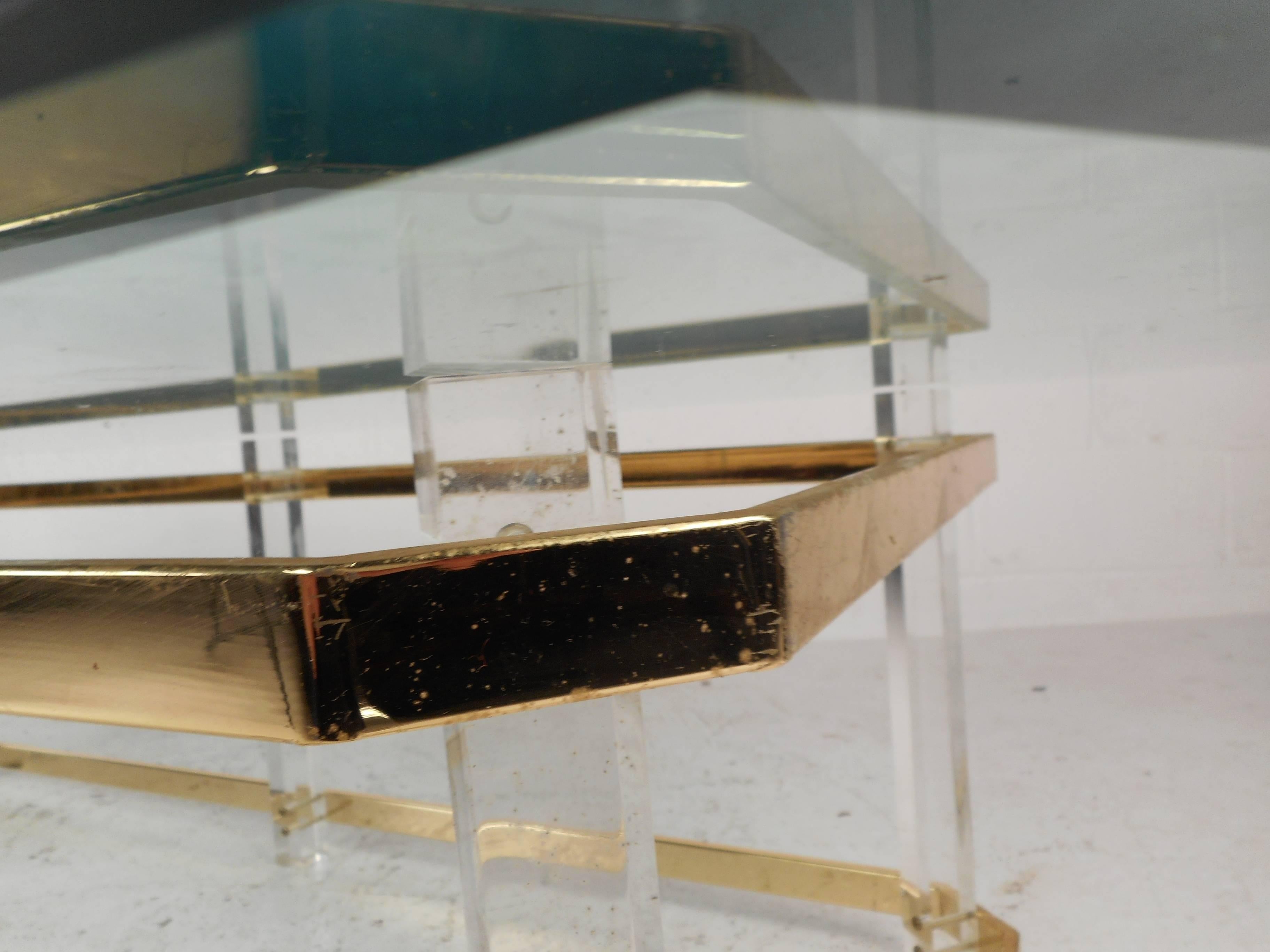 Fin du 20e siècle Table basse longue en laiton et lucite moderne du milieu du siècle dernier d'après Charles Hollis Jones en vente