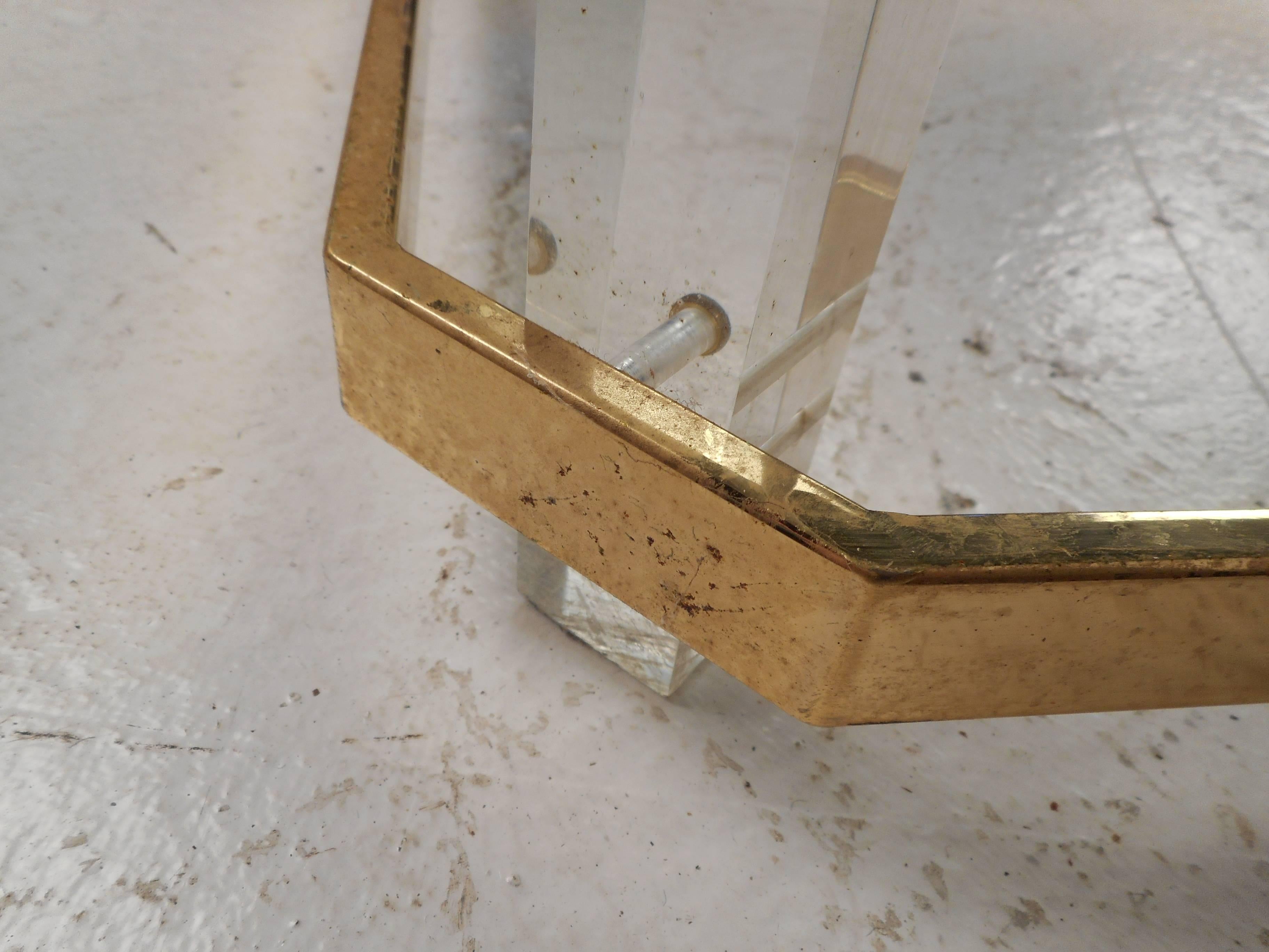 Table basse longue en laiton et lucite moderne du milieu du siècle dernier d'après Charles Hollis Jones en vente 1