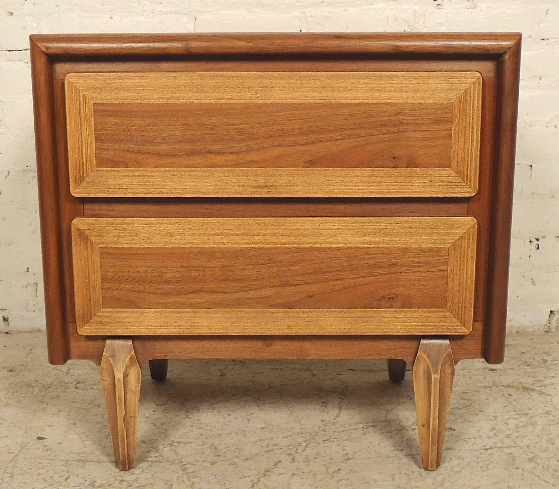 American made end table with two drawers. Walnut grain with oak trim and legs.

(Please confirm item location - NY or NJ - with dealer.)
  