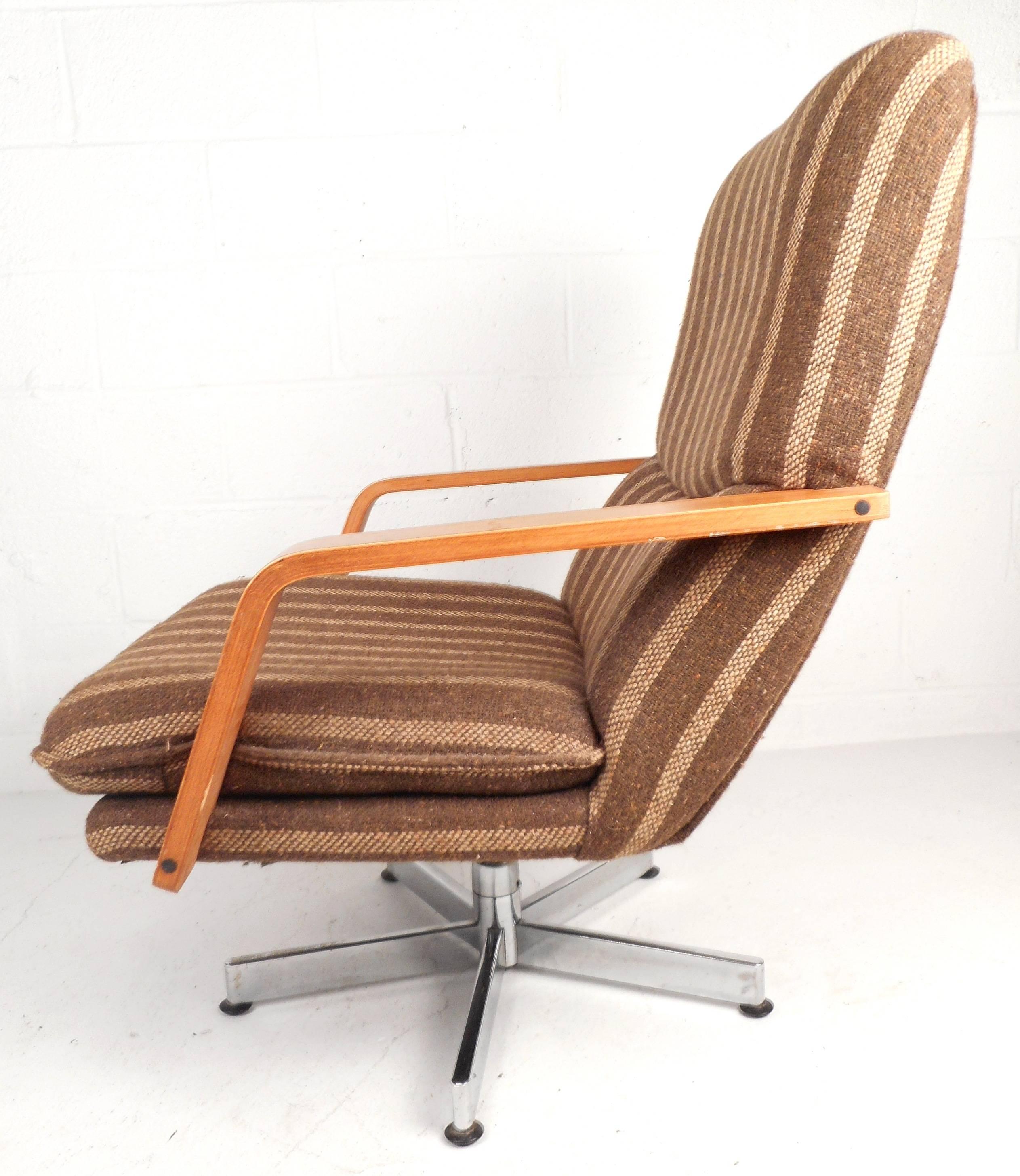 Mid-Century Modern Teak and Chrome Swivel Lounge Chair with Ottoman In Good Condition In Brooklyn, NY