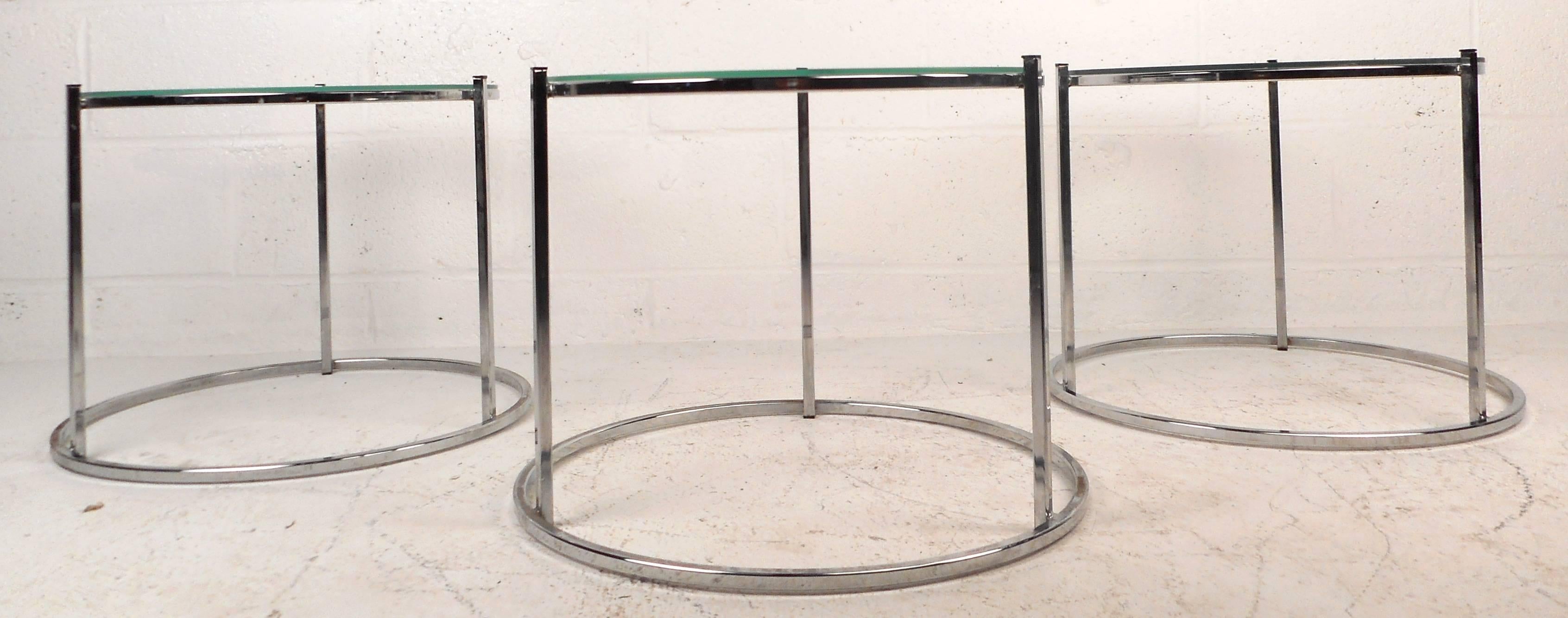 Mid-Century Modern Chrome and Glass Nesting Tables in the Style of Milo Baughman In Good Condition In Brooklyn, NY