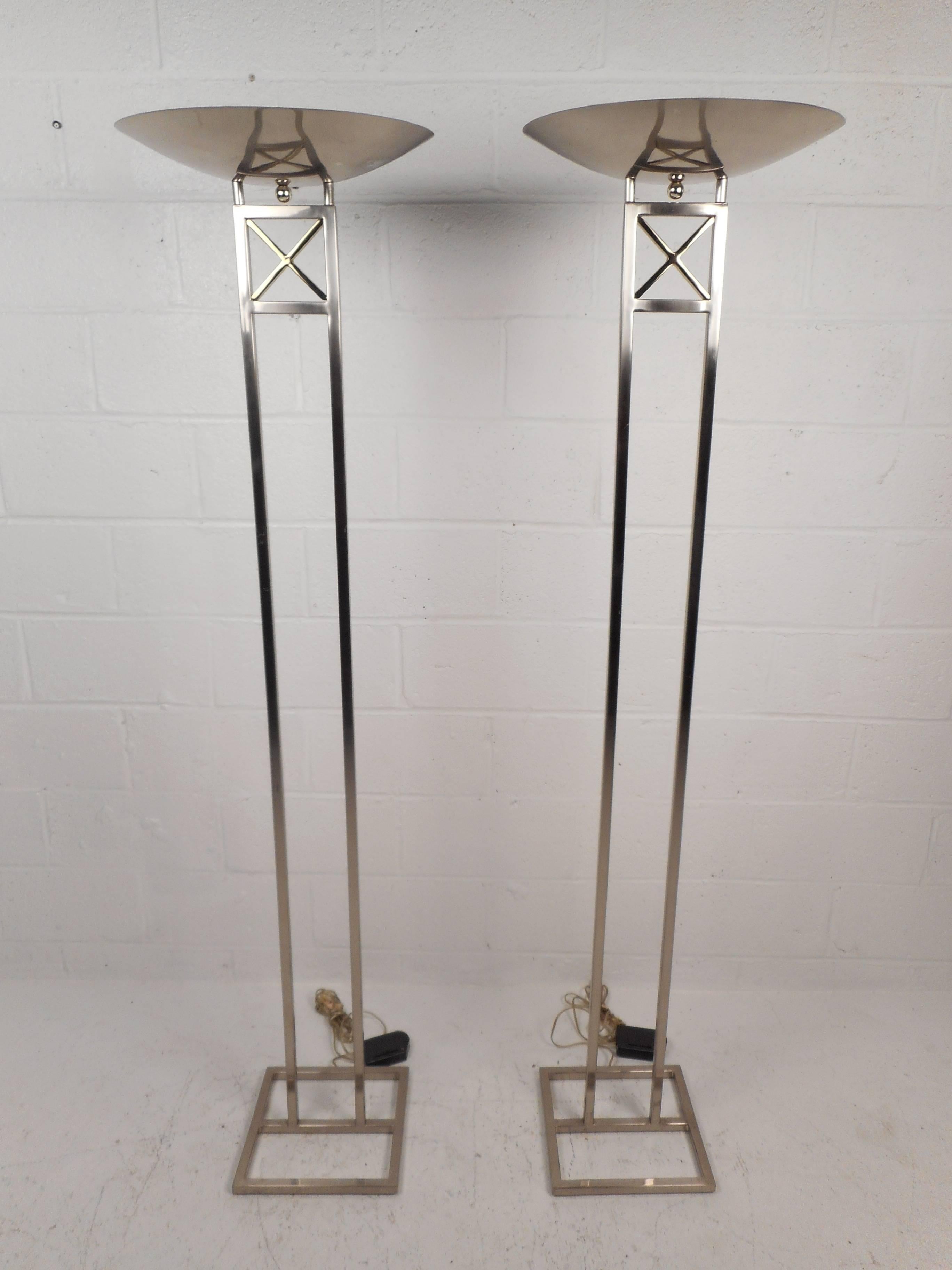 Cette superbe paire de lampadaires modernes du milieu du siècle présente une haute structure en chrome poli et un abat-jour de 17 pouces de diamètre sur le dessus. Le magnifique design en laiton en forme de 