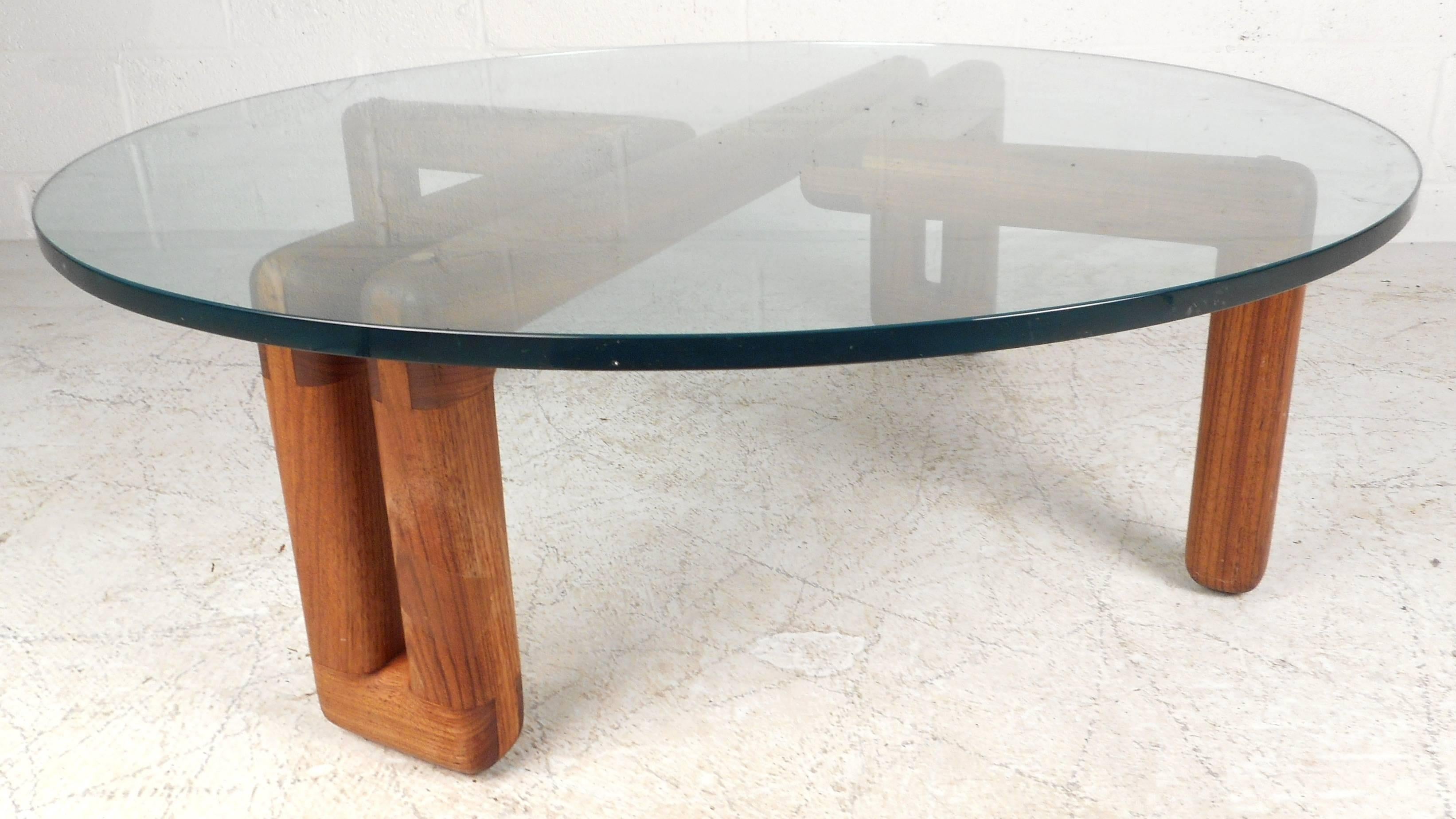 Mid-Century Modern Round Glass Coffee Table In Good Condition In Brooklyn, NY