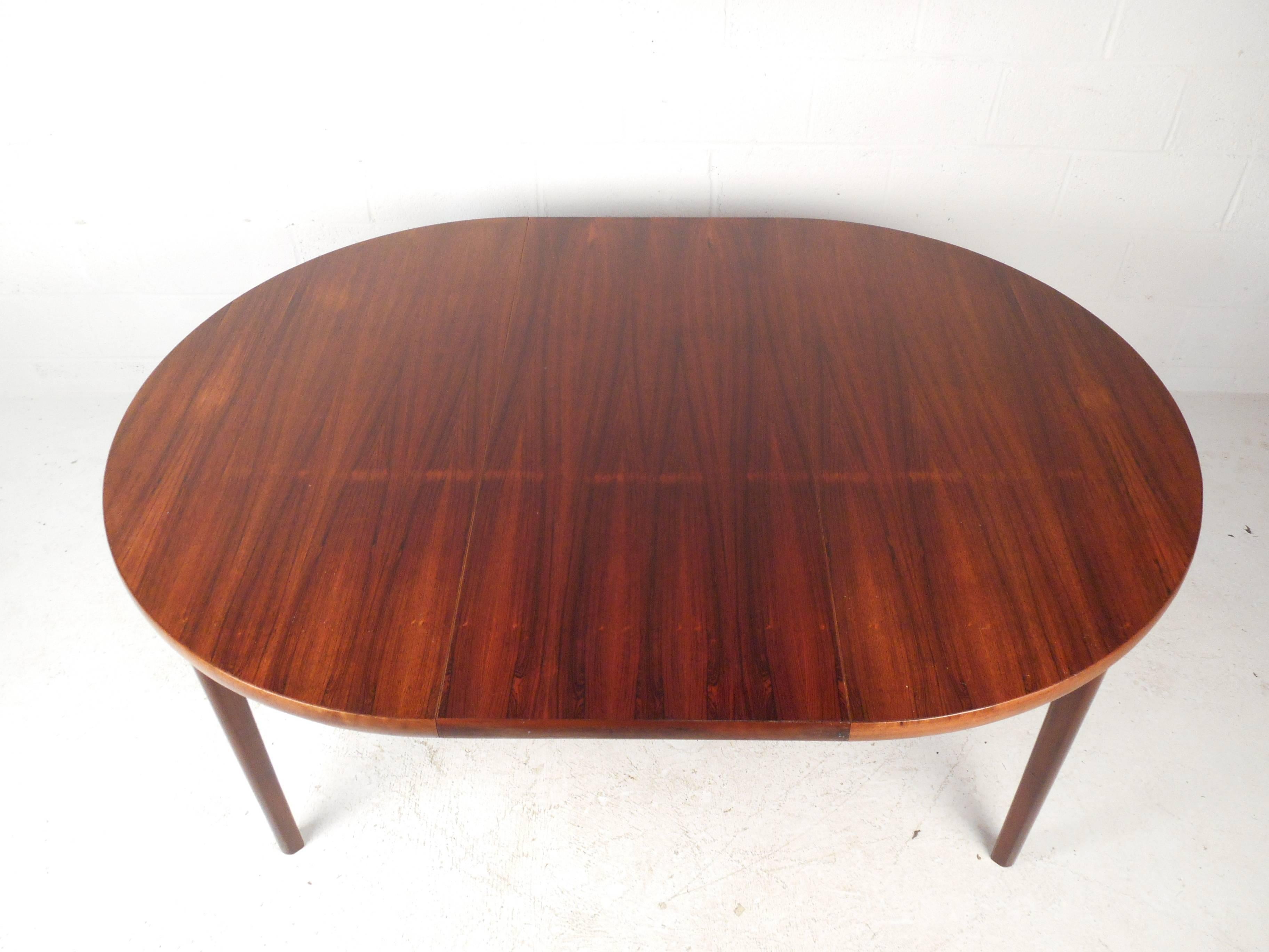 Mid-Century Modern Rosewood Dining Table In Good Condition In Brooklyn, NY