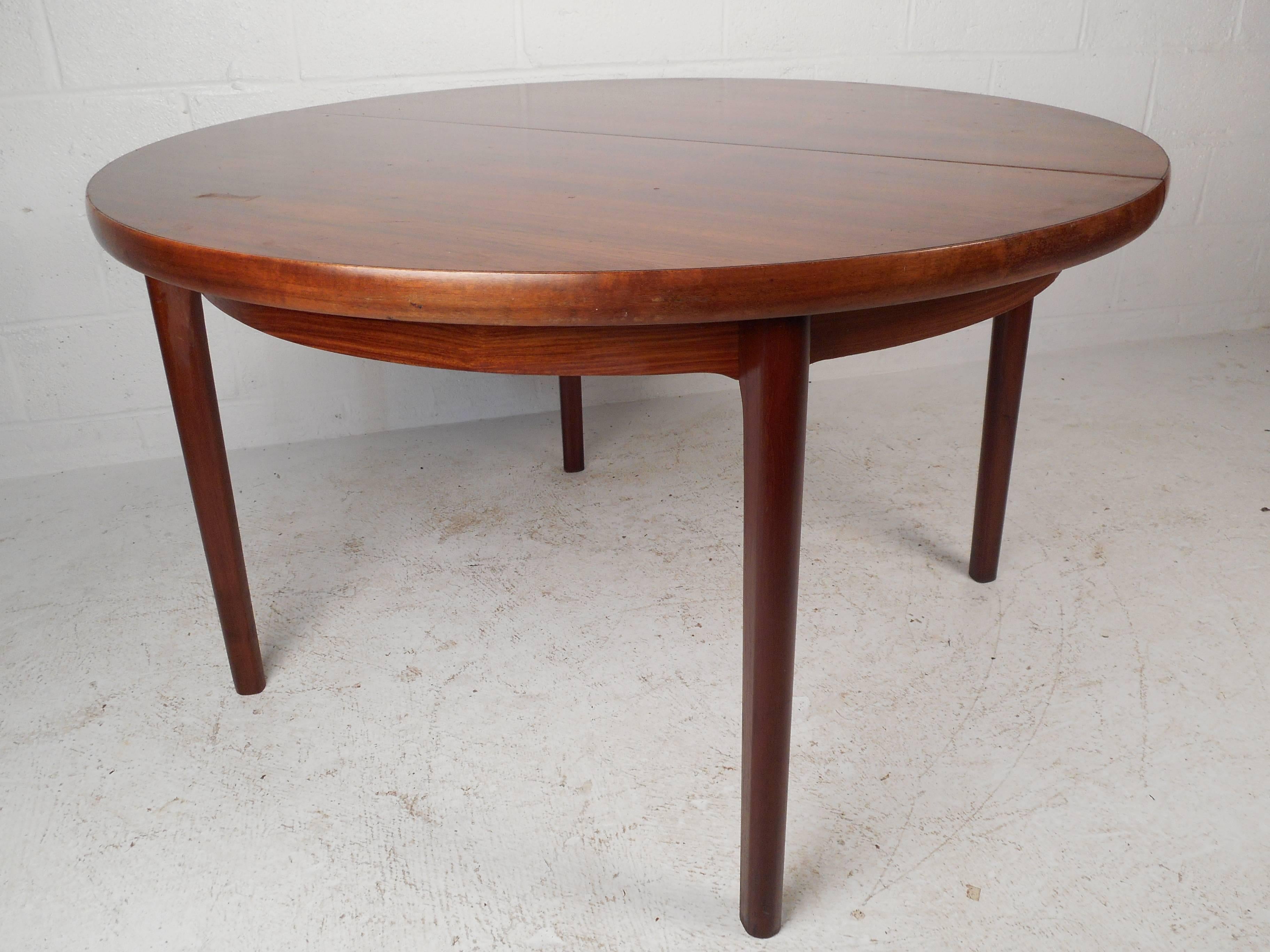 Mid-Century Modern Rosewood Dining Table 1