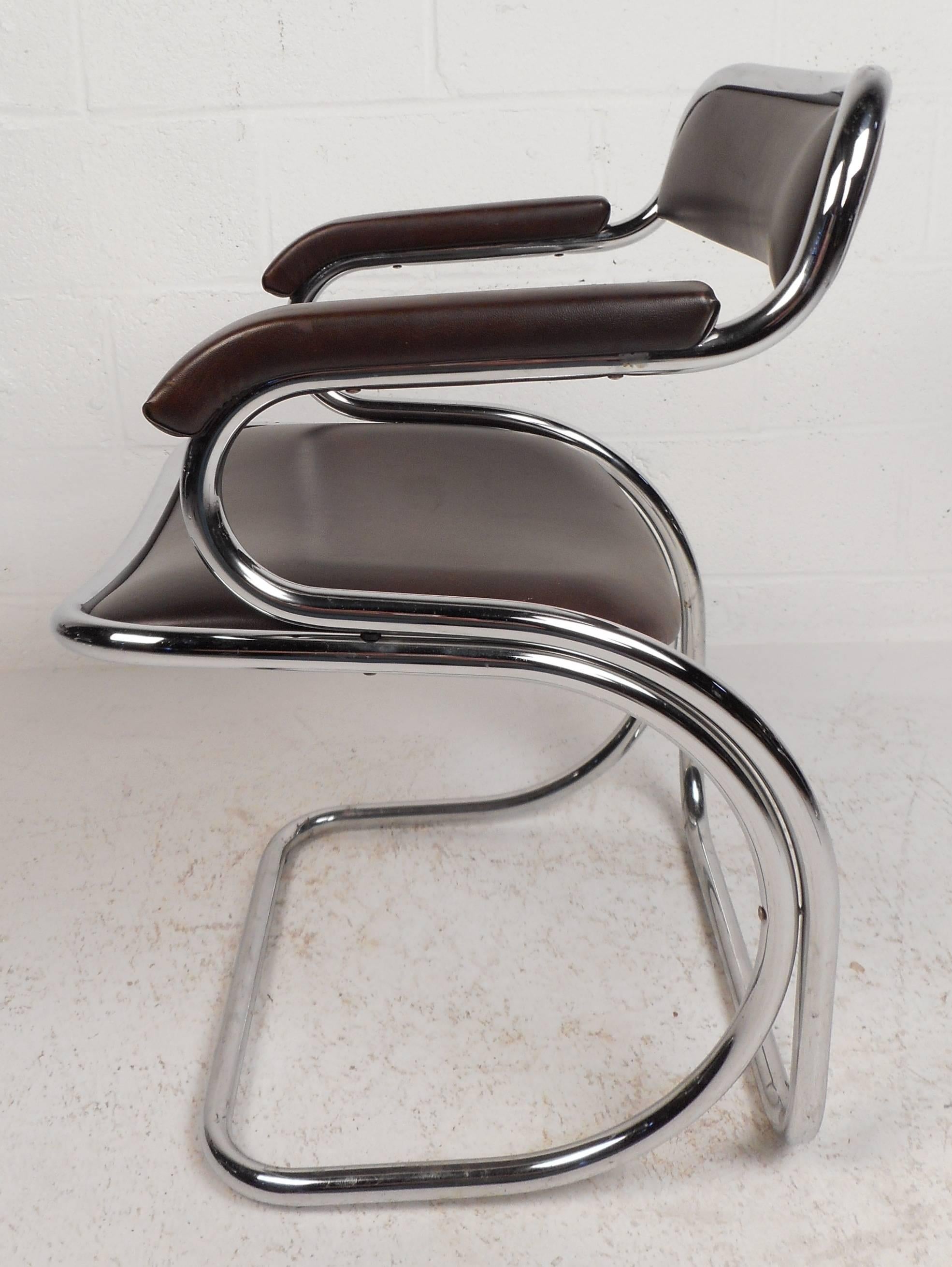 Italian Set of Mid-Century Modern Cantilever Chairs in the Style of Gastone Rinaldi