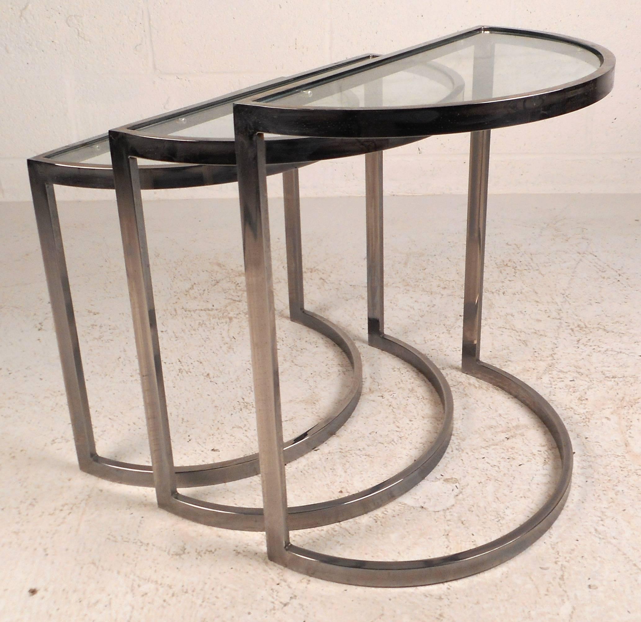 Mid-Century Modern Chrome Nesting Tables in the Style of Metropolitan Furniture In Good Condition In Brooklyn, NY