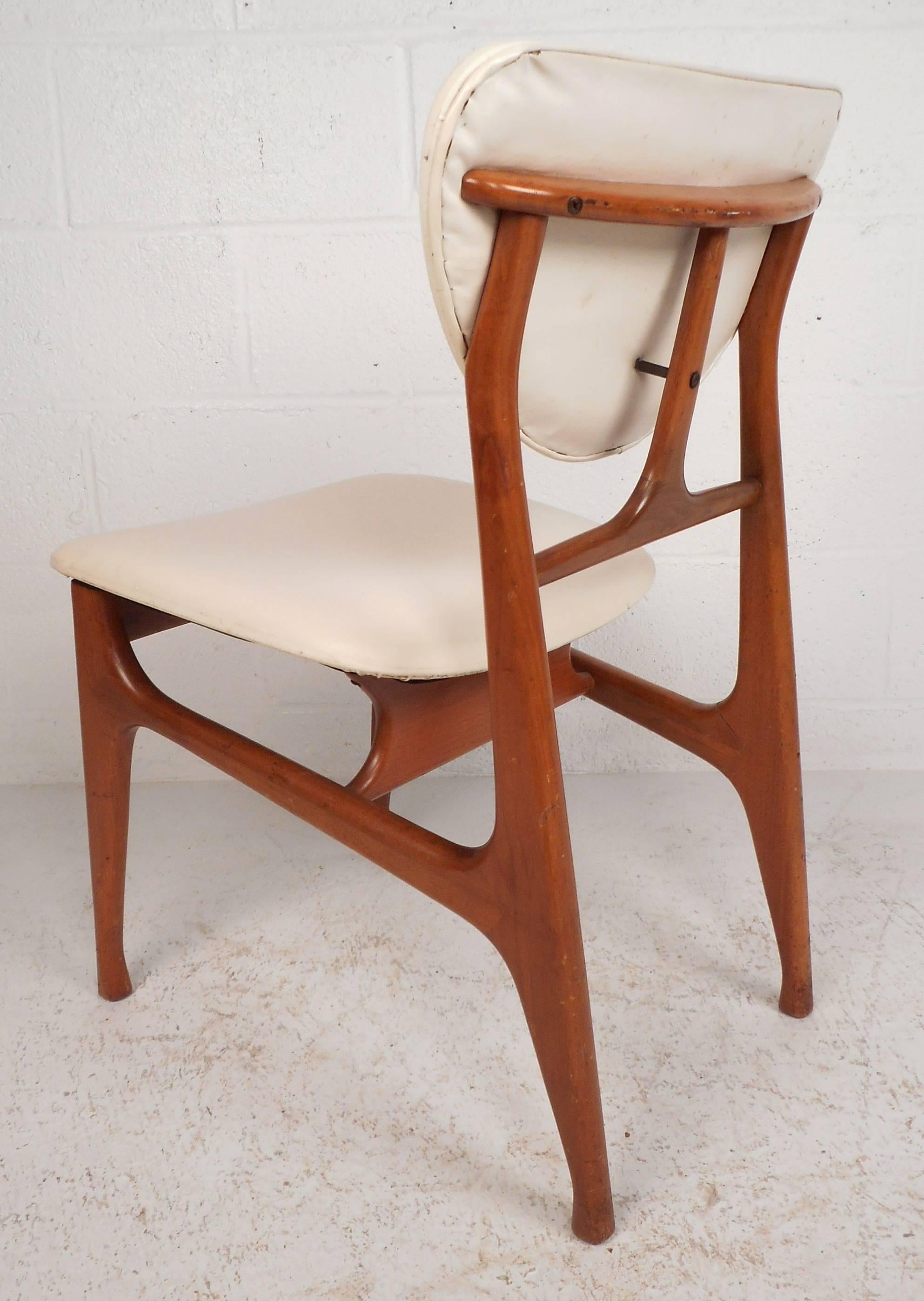 Set of Mid-Century Modern Teak Dining Chairs in the Style of Finn Juhl In Good Condition In Brooklyn, NY