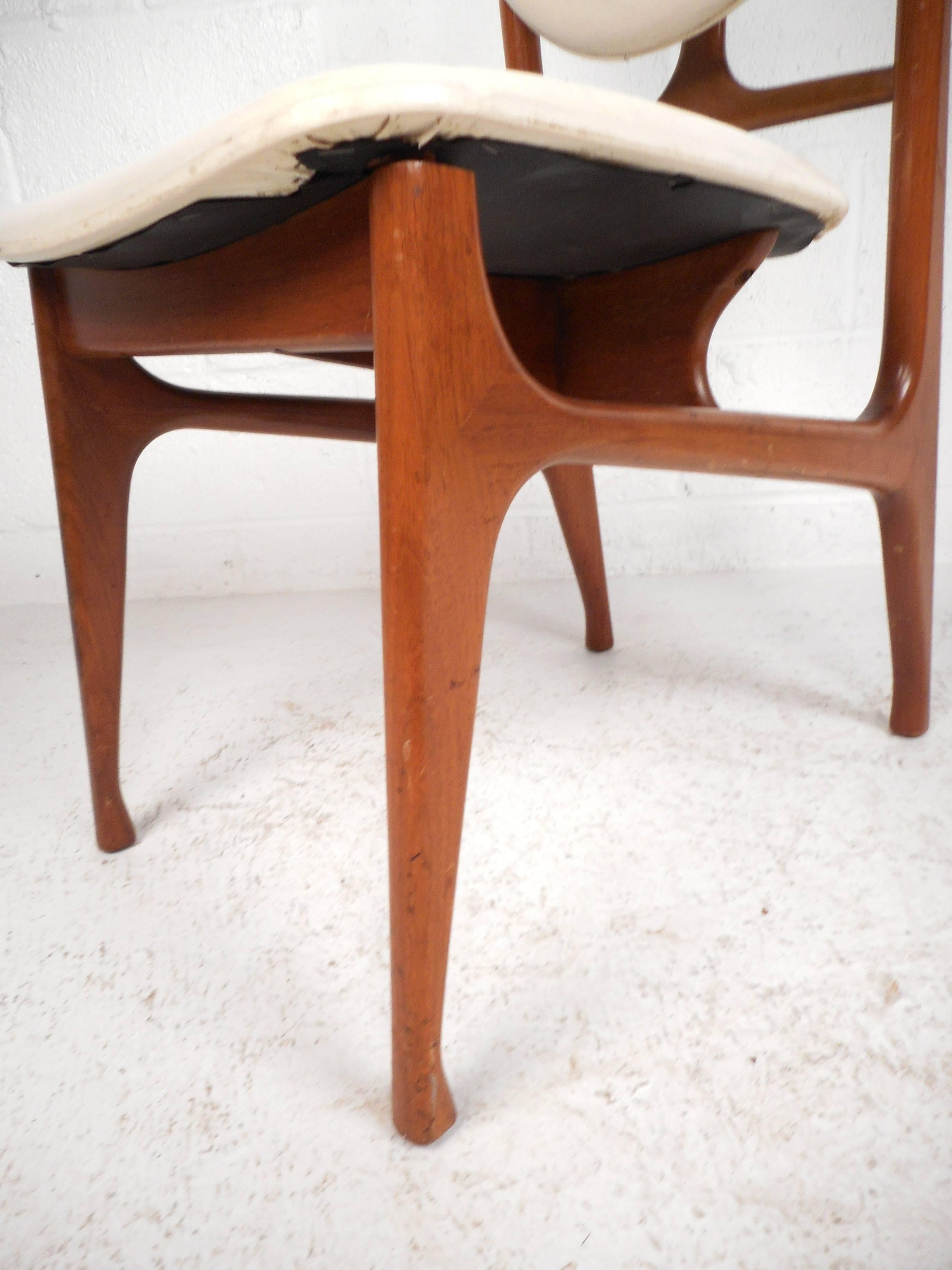 Set of Mid-Century Modern Teak Dining Chairs in the Style of Finn Juhl 2