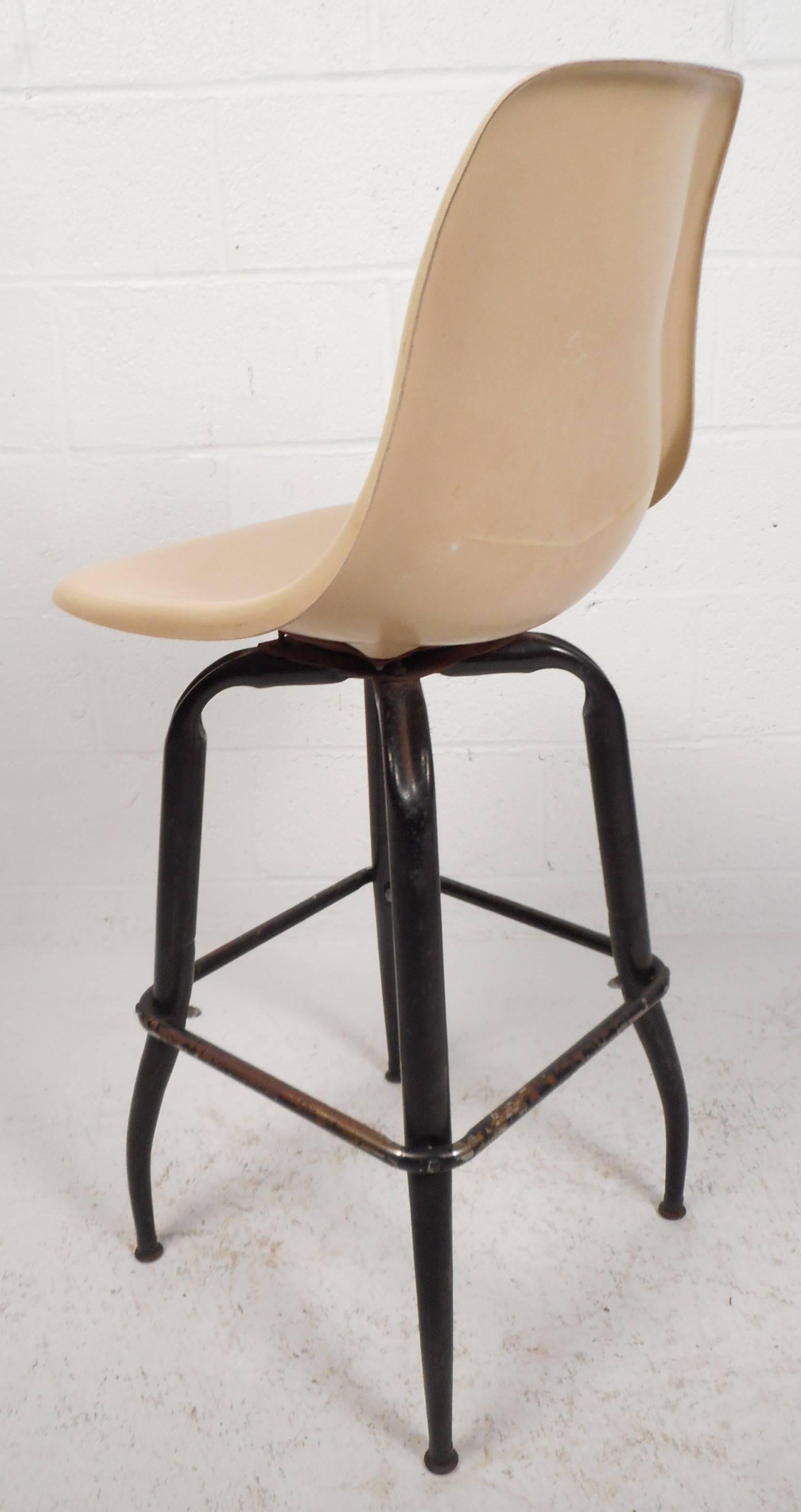 Set of Mid-Century Modern Plastic and Iron Swivel Bar Stools In Good Condition In Brooklyn, NY