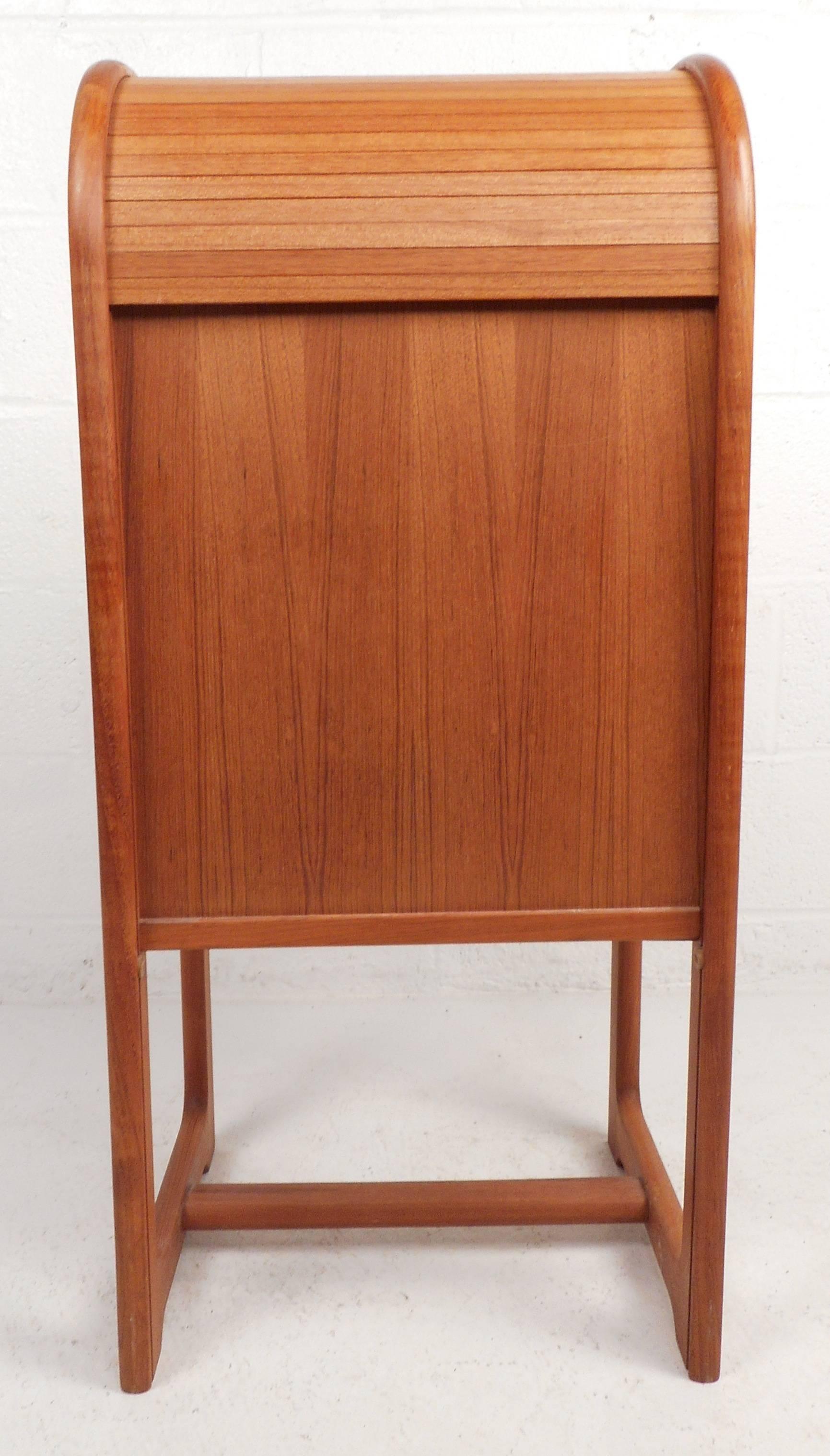 Mid-Century Modern Small Teak Roll Top Storage Shelf In Good Condition In Brooklyn, NY