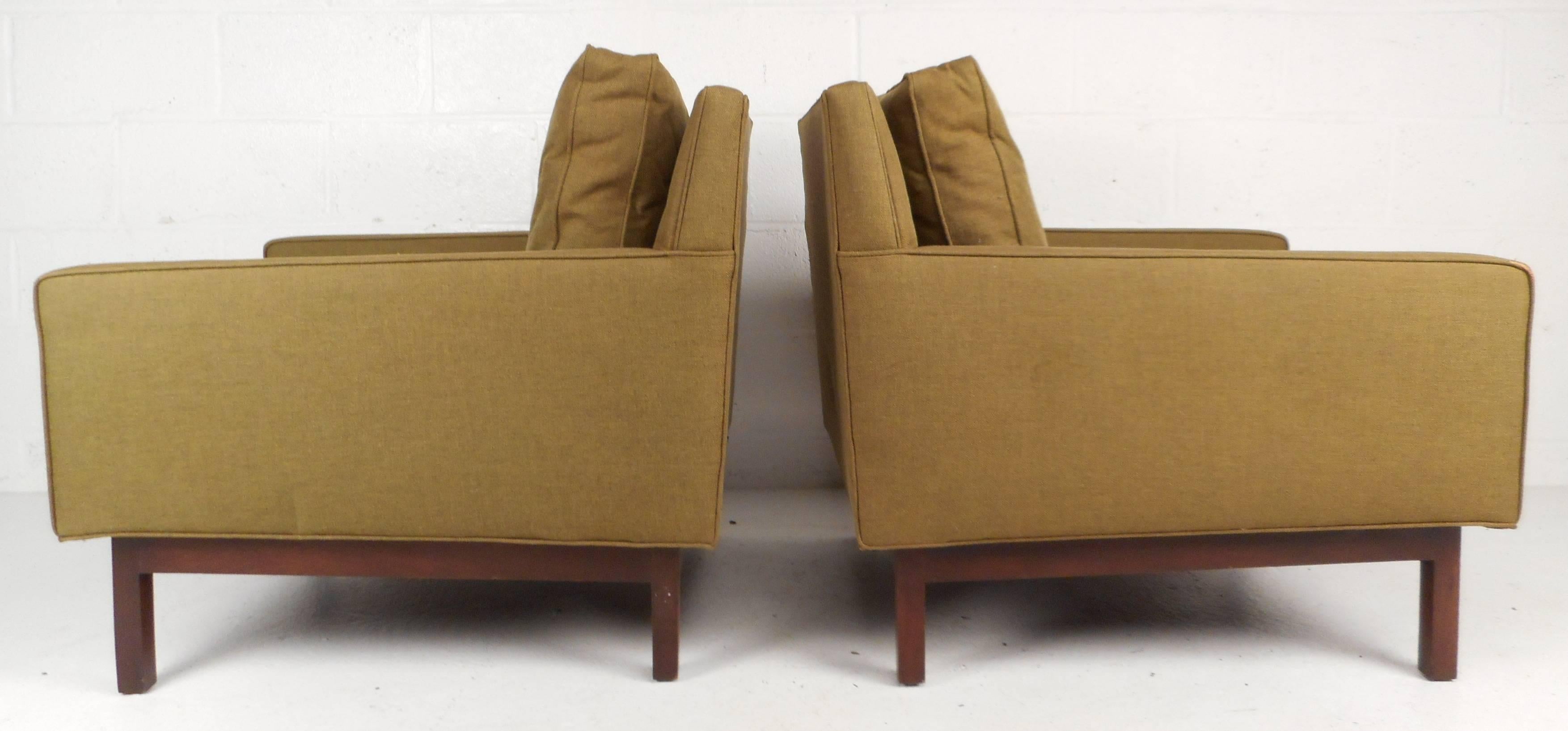 Mid-Century Vintage Olive Tweed Club Chairs In Good Condition For Sale In Brooklyn, NY