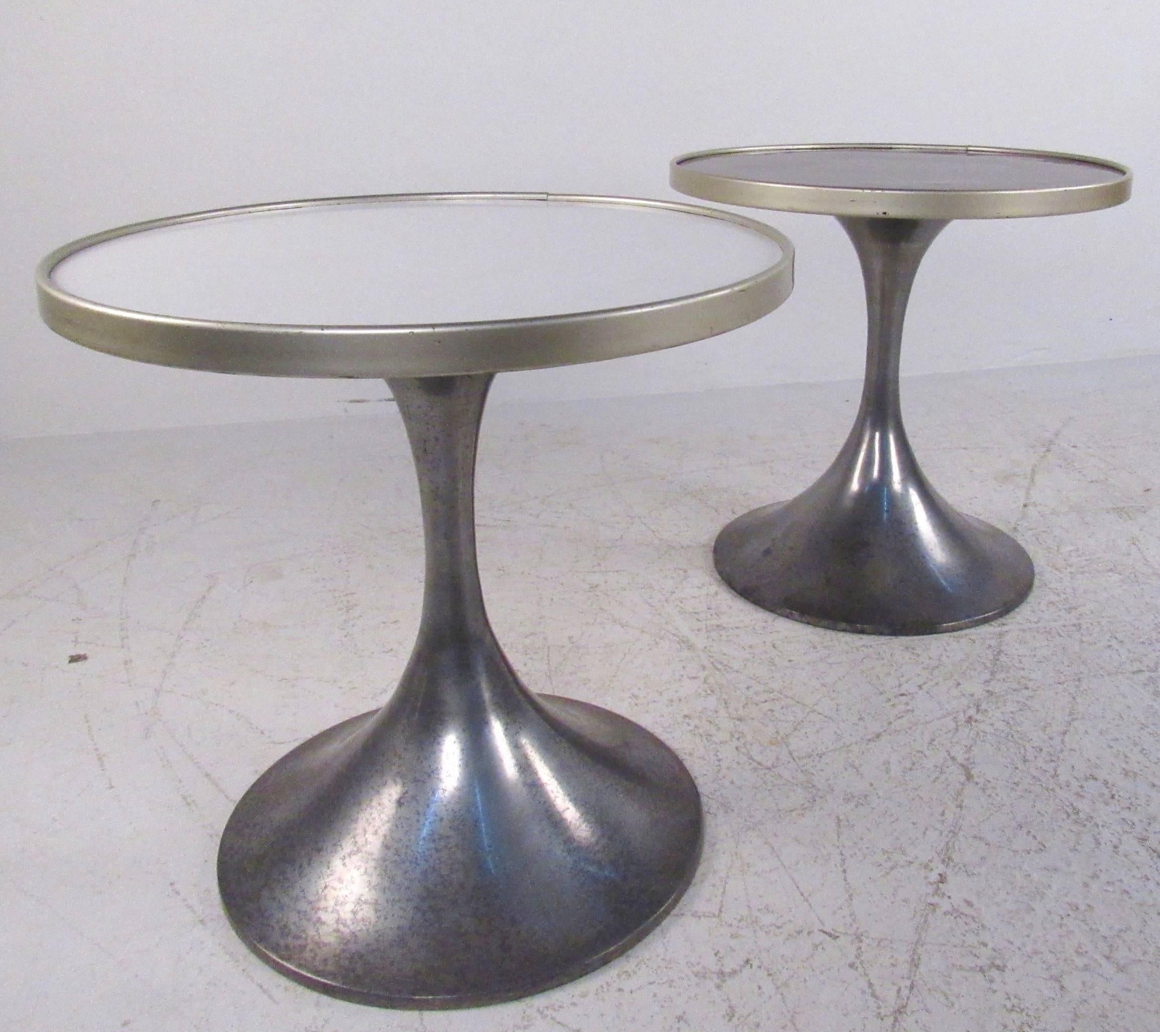 Dieses einzigartige Mid-Century-Paar verfügt über elegante Metallsockel mit Laminatoberflächen. Dieses in Deutschland gefertigte Tischpaar aus Naturholz und weißer Farbe erinnert an den Stil von Eero Saarinen und anderen Ikonen des Mid-Century