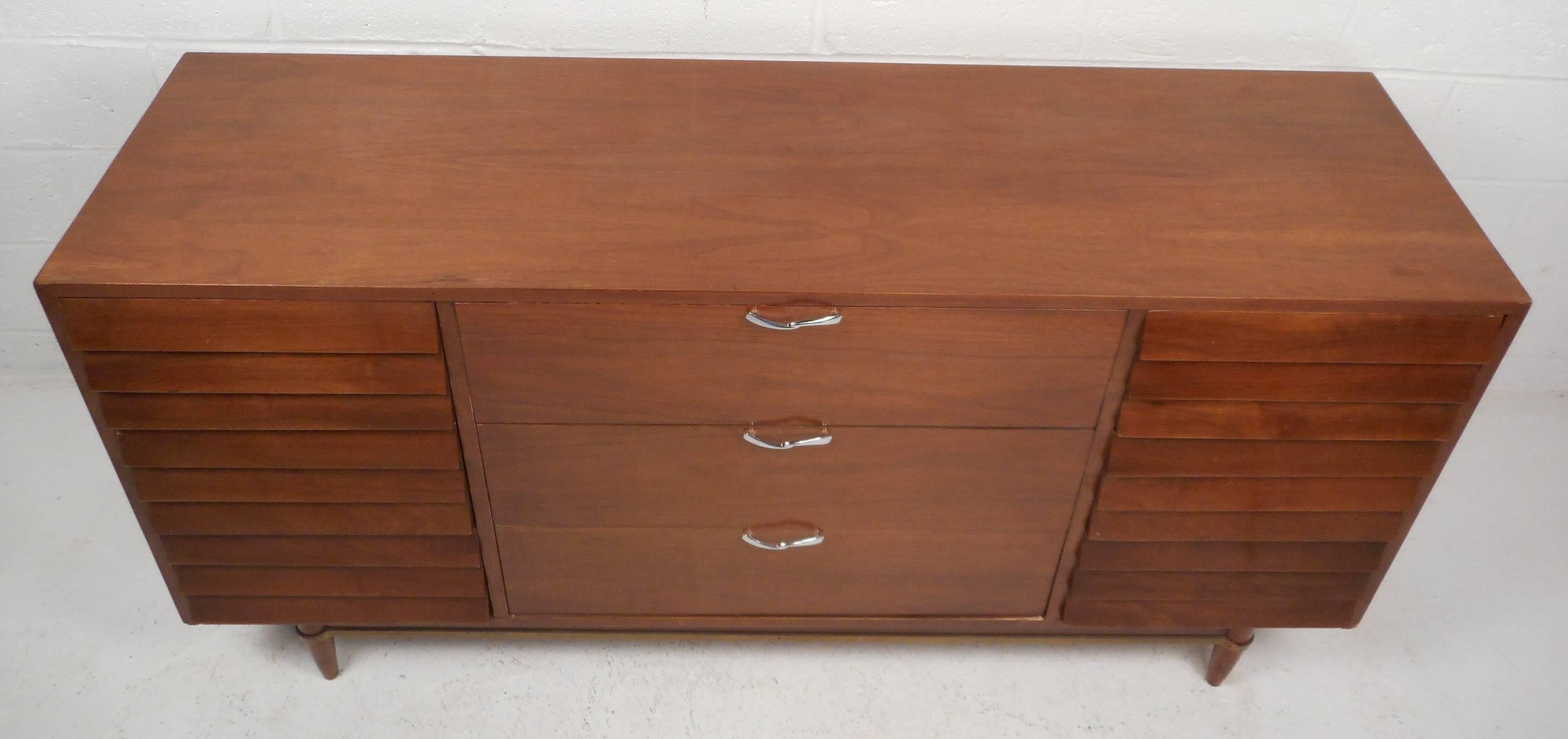 Mid-Century Modern Walnut Dresser by American of Martinsville In Good Condition In Brooklyn, NY