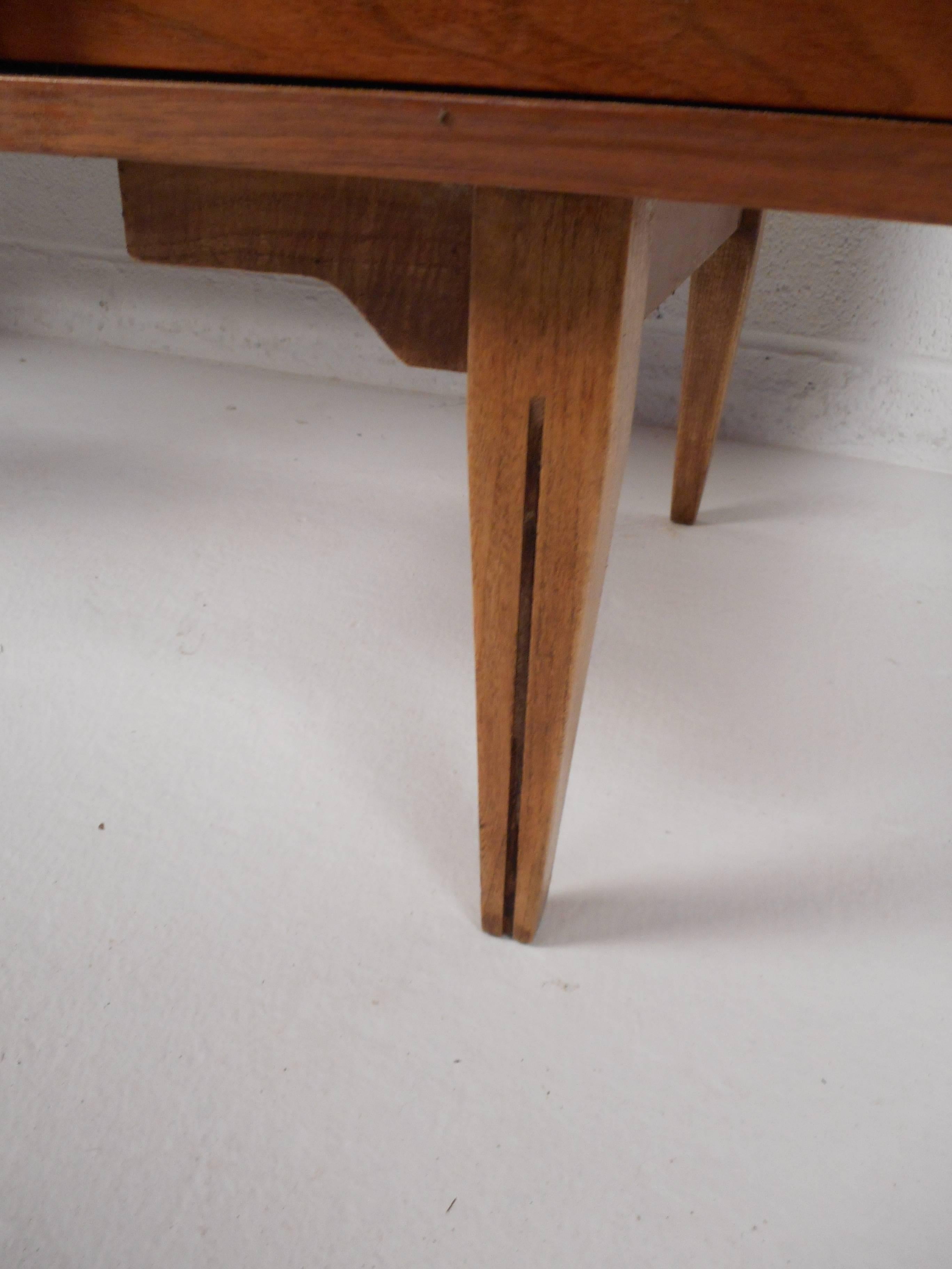 Mid-Century Modern Walnut Desk by Hooker Furniture In Good Condition In Brooklyn, NY