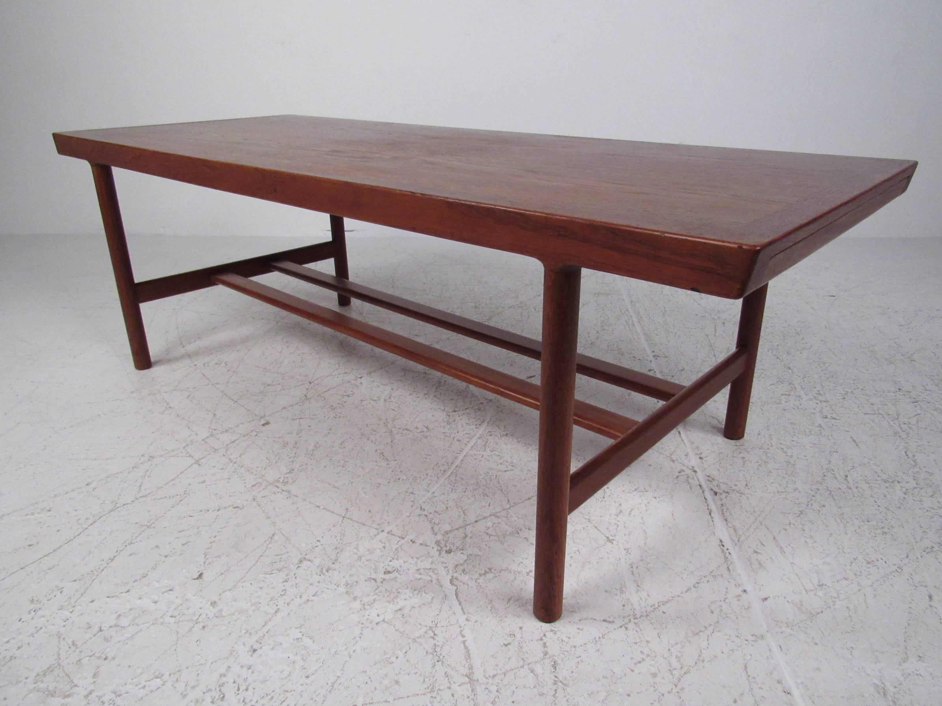 Scandinave moderne Table basse à rallonge danoise en teck du milieu du siècle dernier en vente