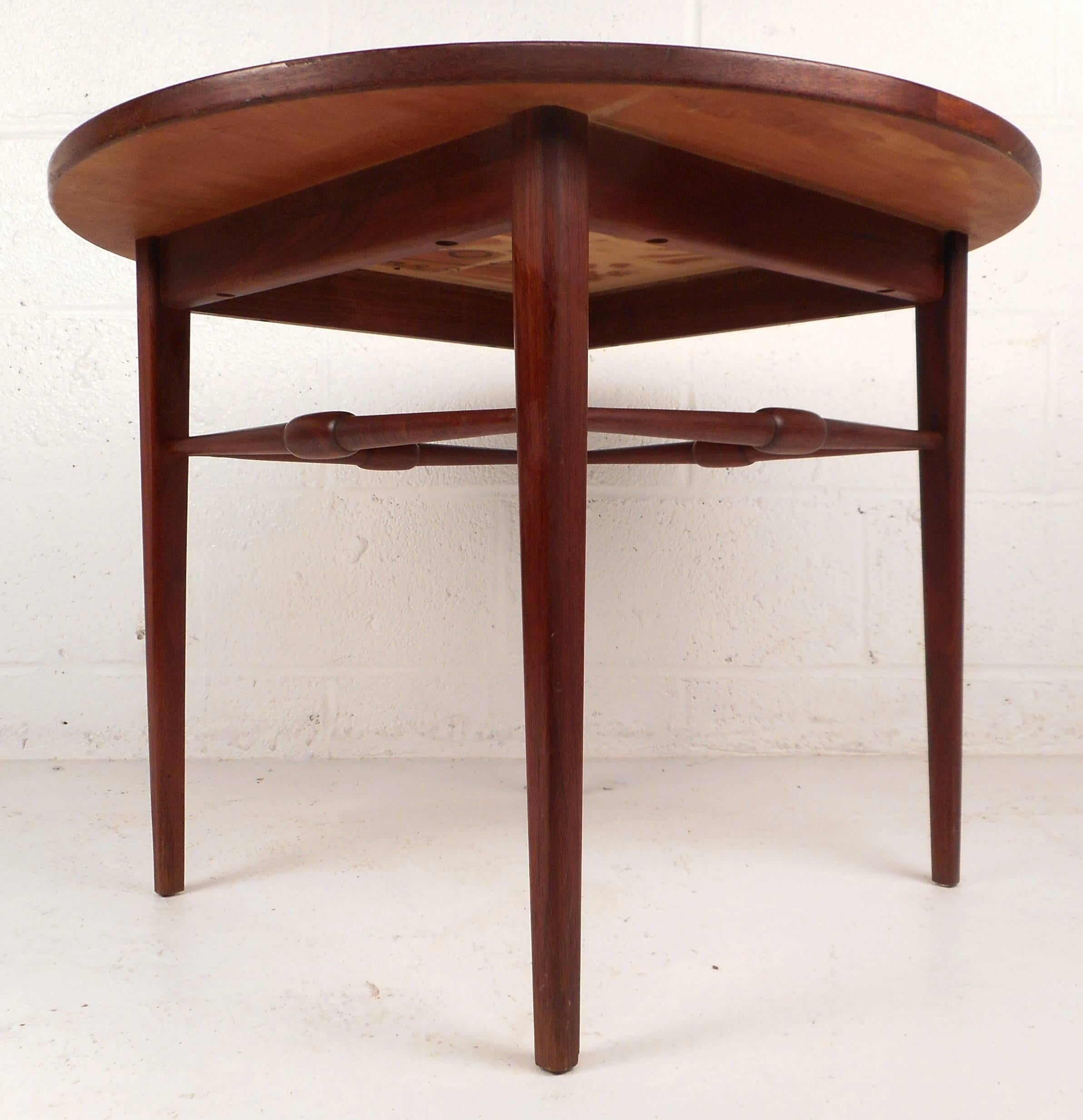 Mid-Century Modern Round End Table In Good Condition In Brooklyn, NY