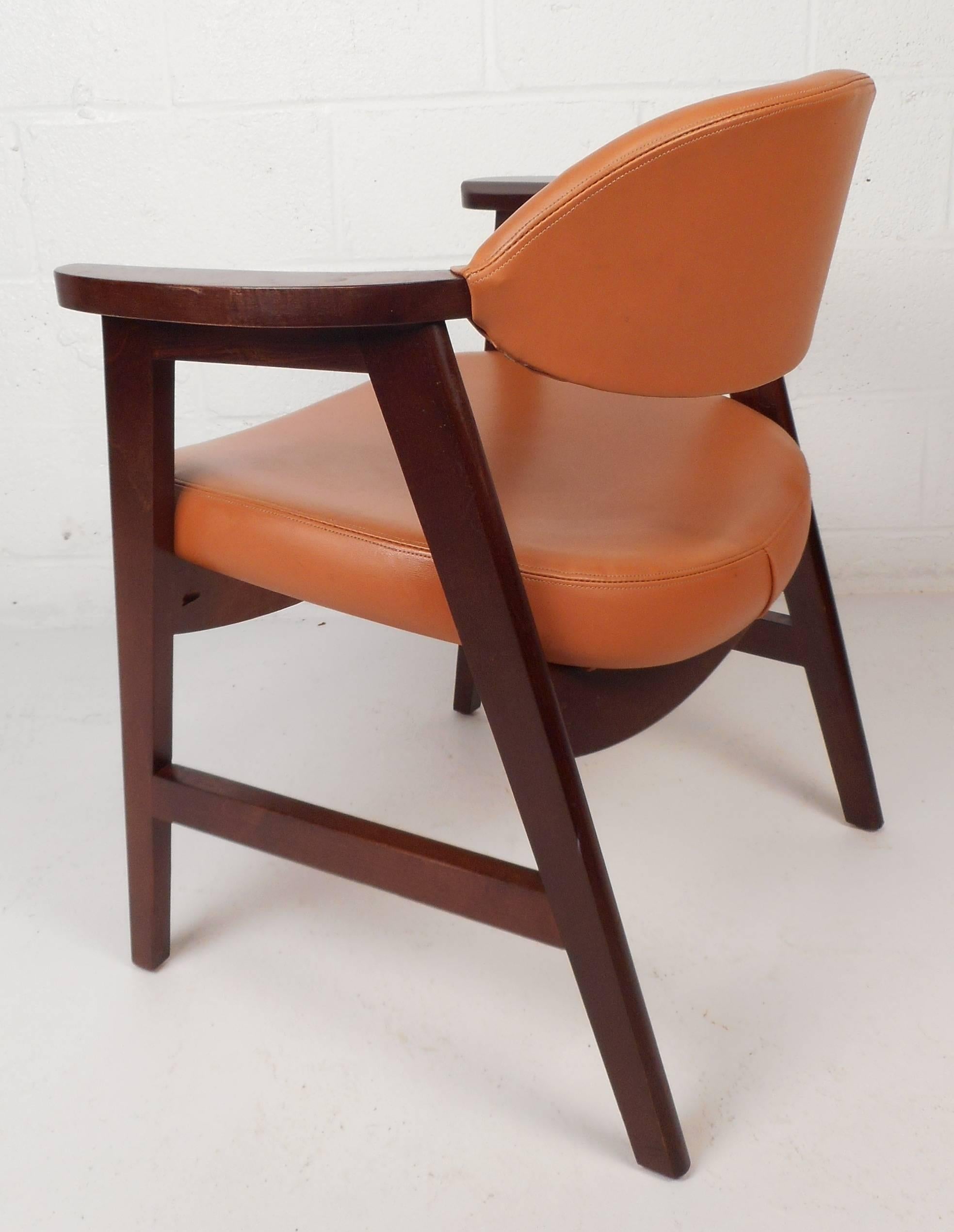 Américain Ensemble de chaises de salle à manger en vinyle de style mi-siècle moderne en vente