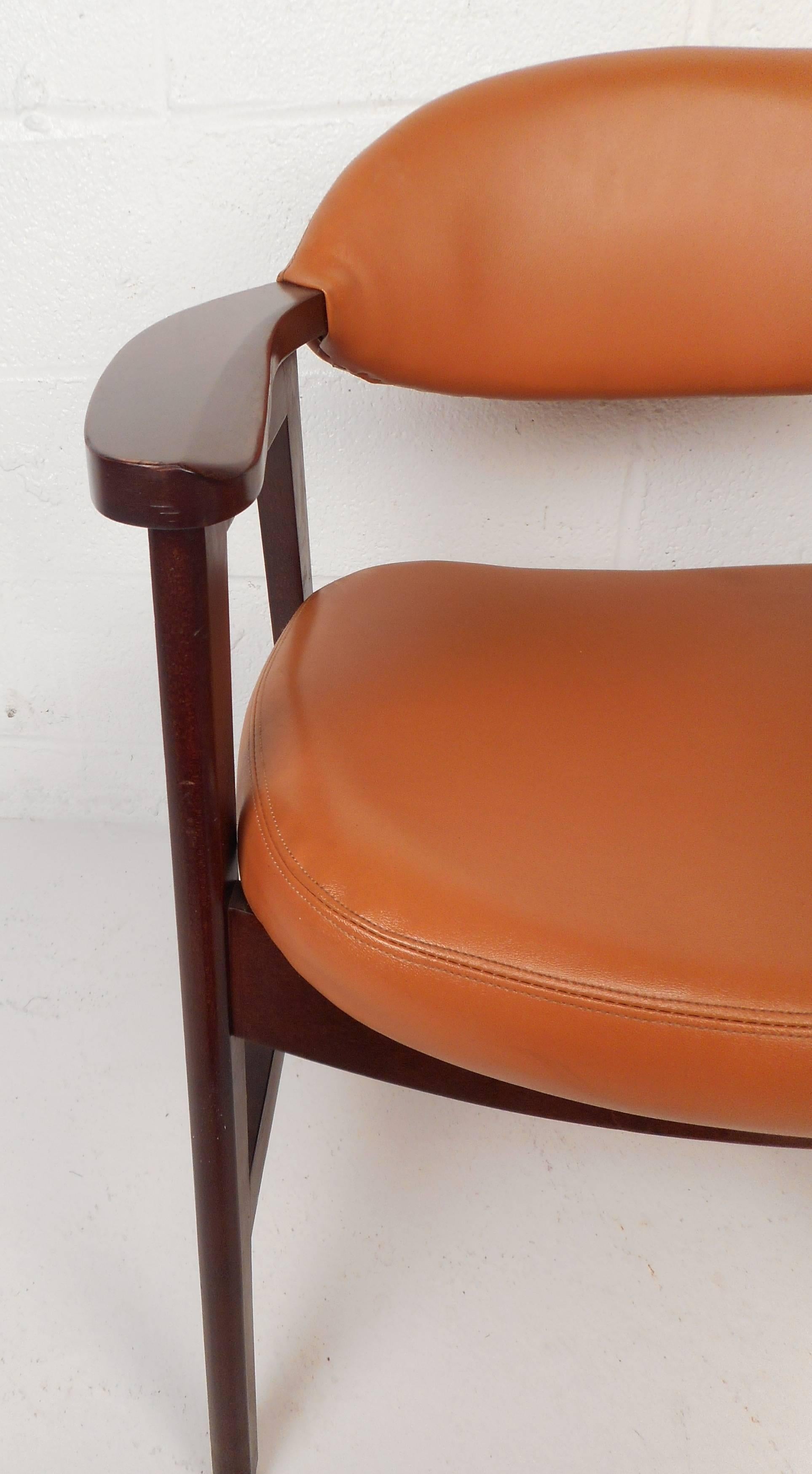 Fin du 20e siècle Ensemble de chaises de salle à manger en vinyle de style mi-siècle moderne en vente