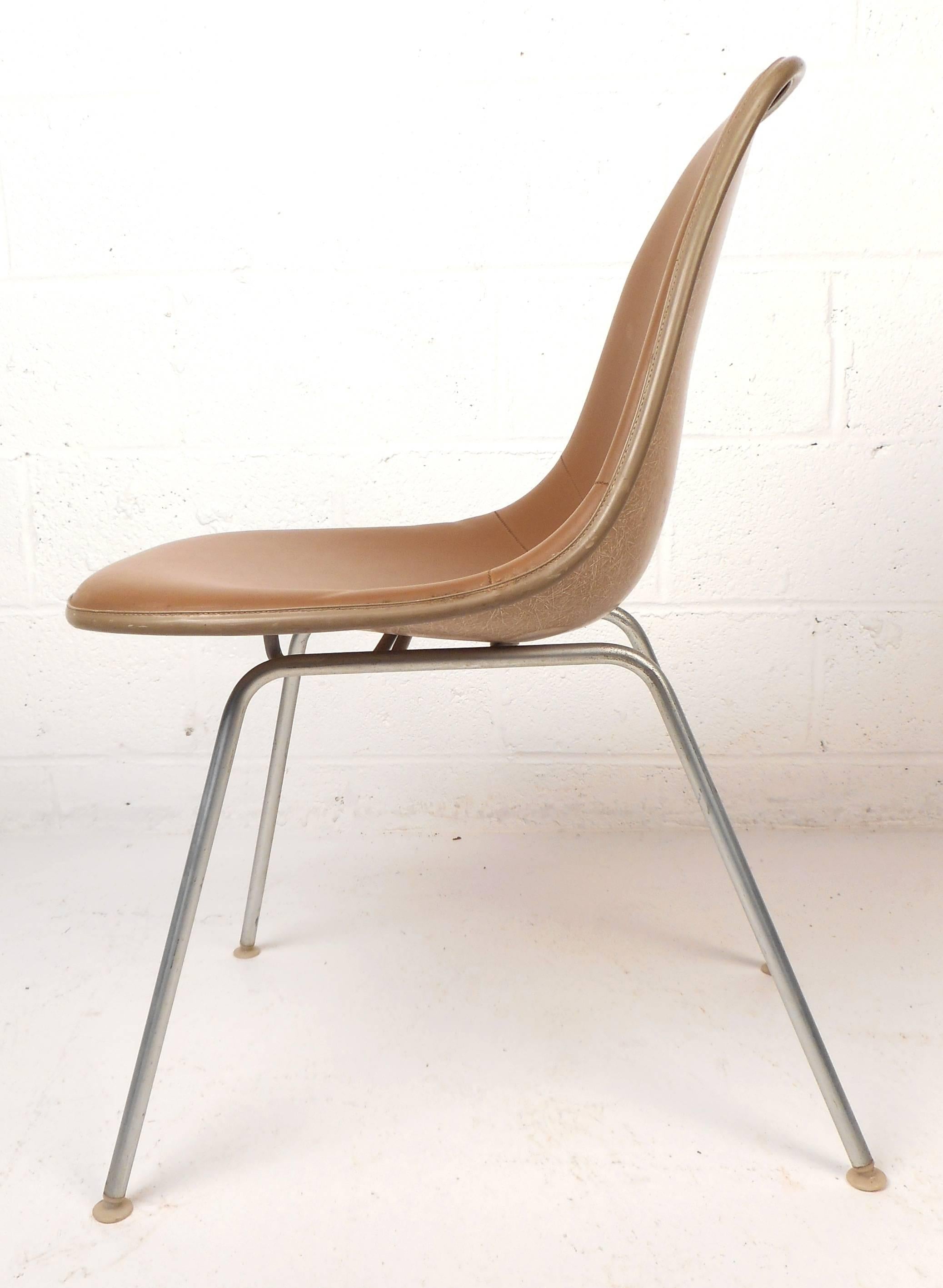 Set of Mid-Century Modern Fiberglass Shell Chairs by Herman Miller In Good Condition In Brooklyn, NY