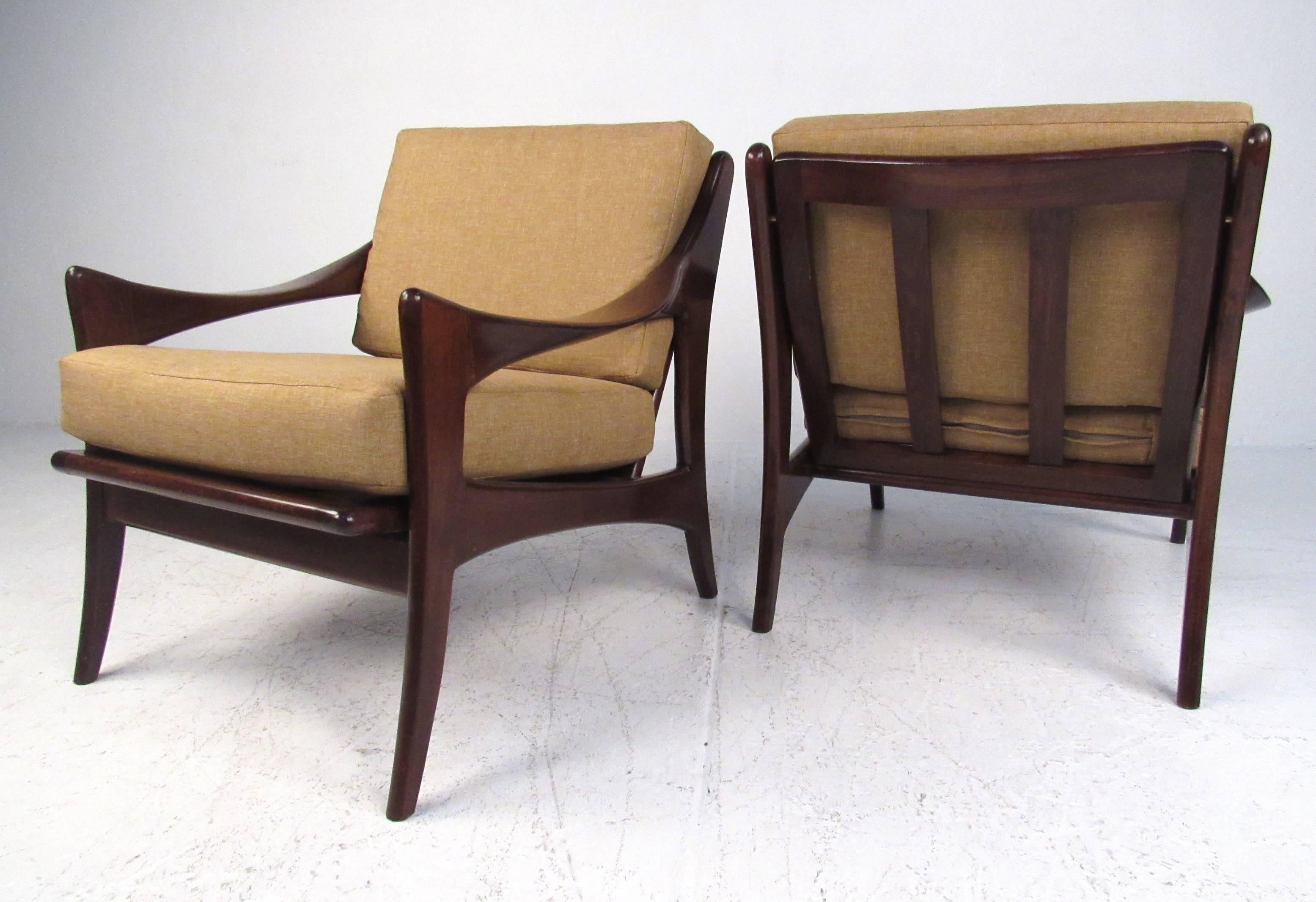 Mid-Century Modern Pair Mid-Century Lounge Chairs With Slat Backs