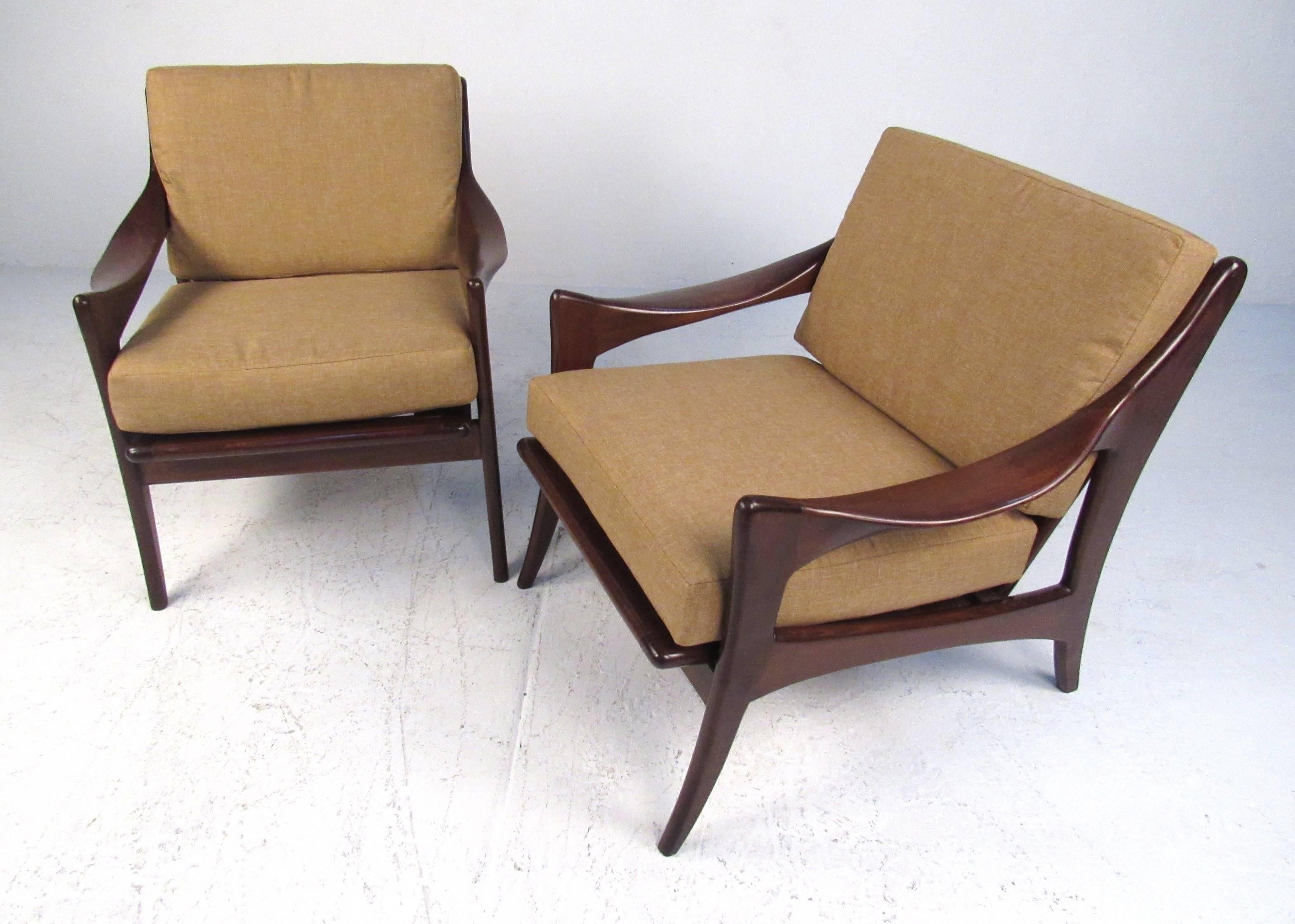 American Pair Mid-Century Lounge Chairs With Slat Backs