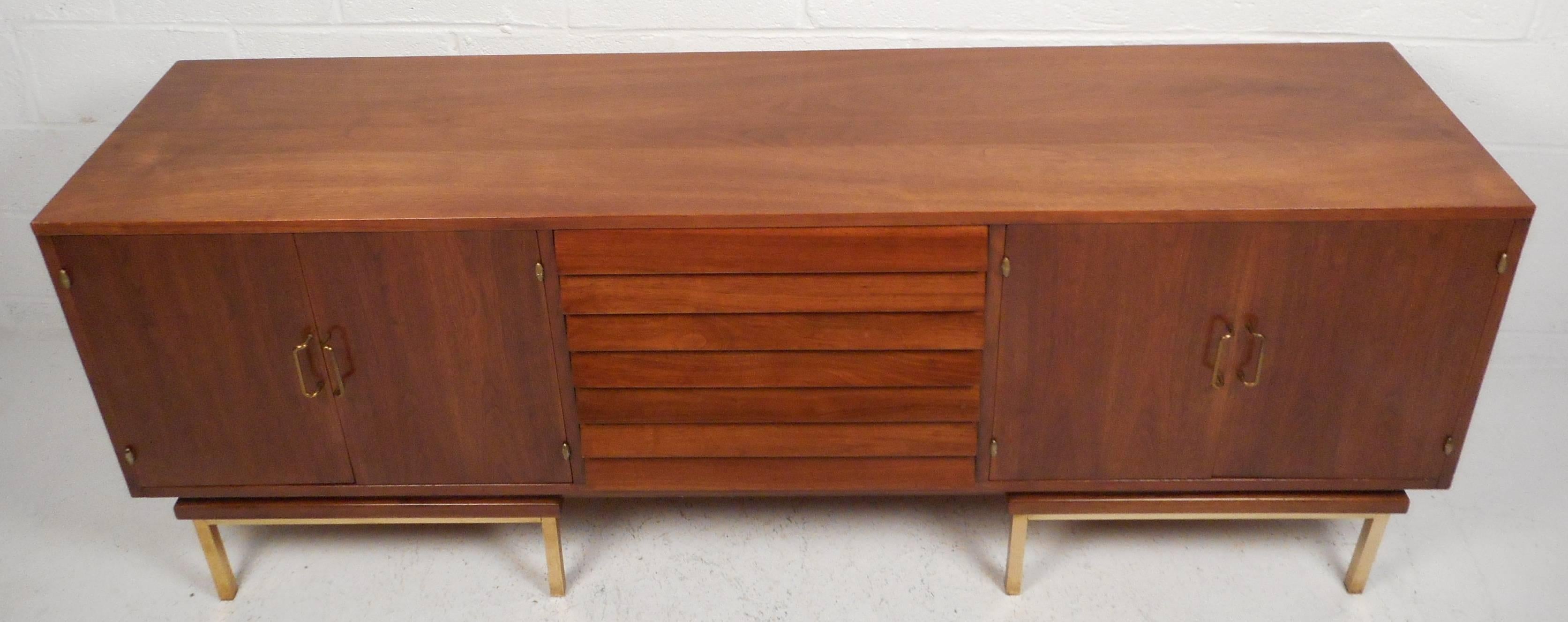 Credenza de nogal de American of Martinsville con frente de lamas Moderno de mediados de siglo en venta