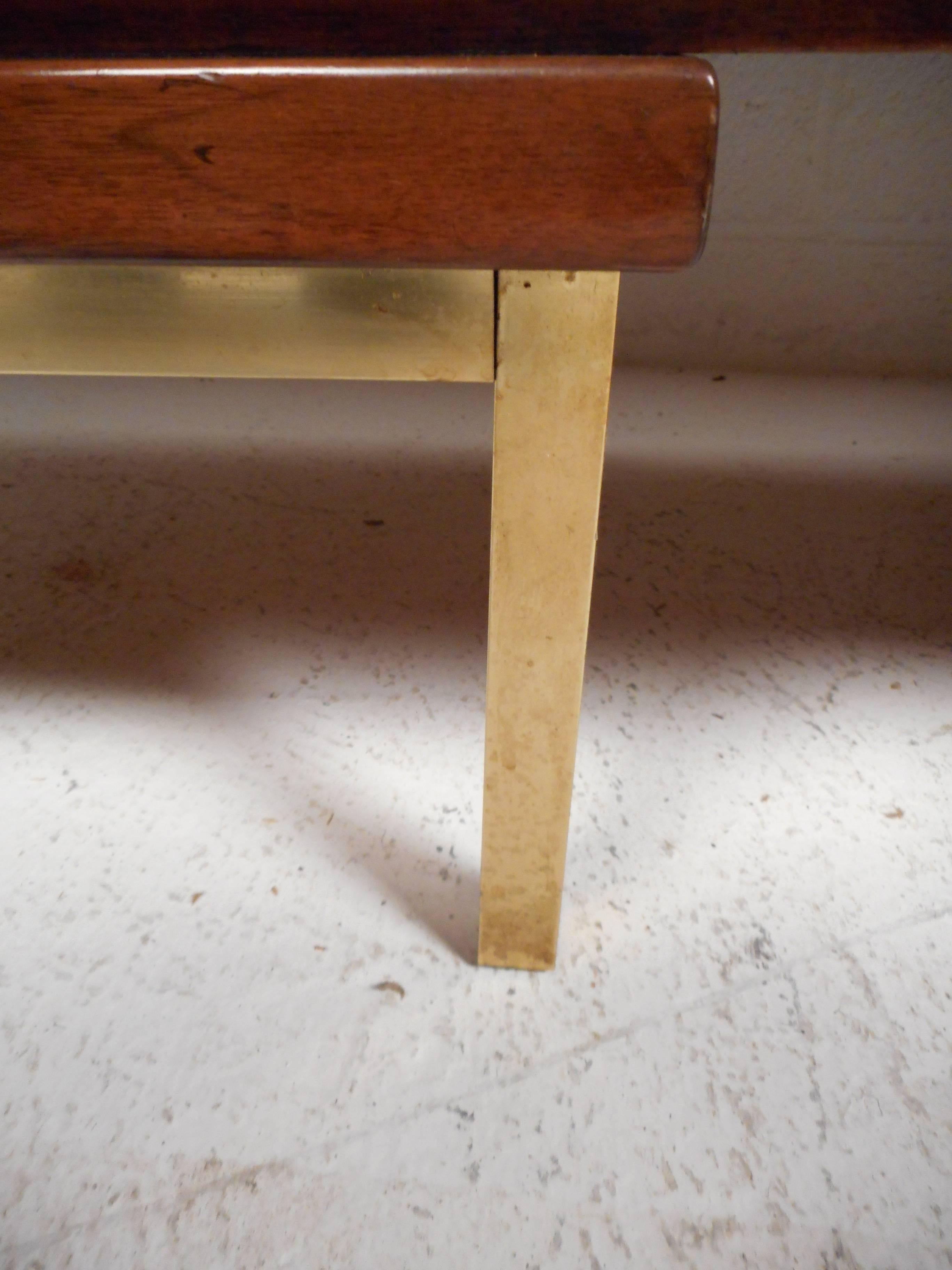 Credenza de nogal de American of Martinsville con frente de lamas en venta 1
