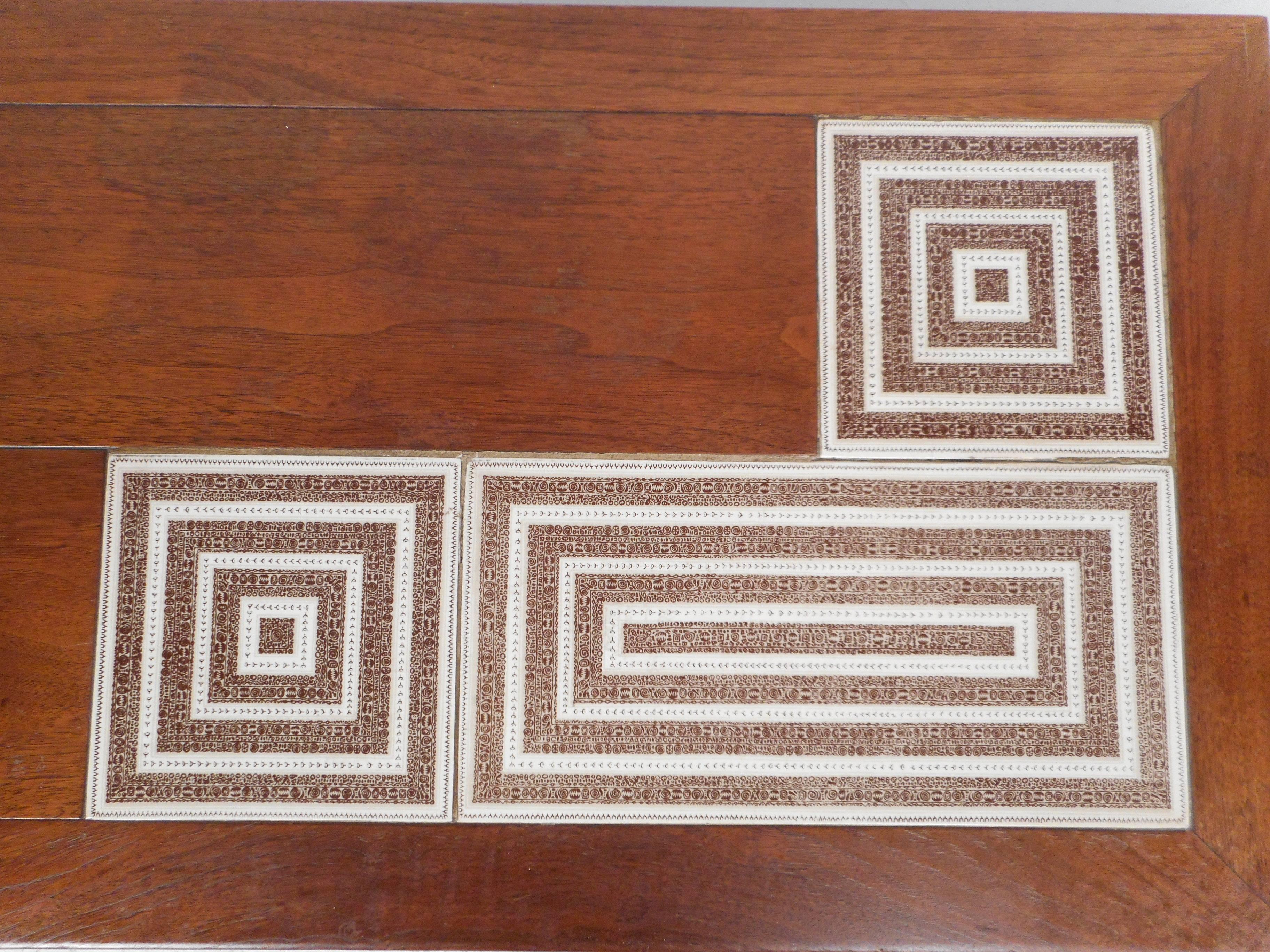 Noyer Table basse pivotante à pointe en carreaux, moderne du milieu du siècle dernier en vente