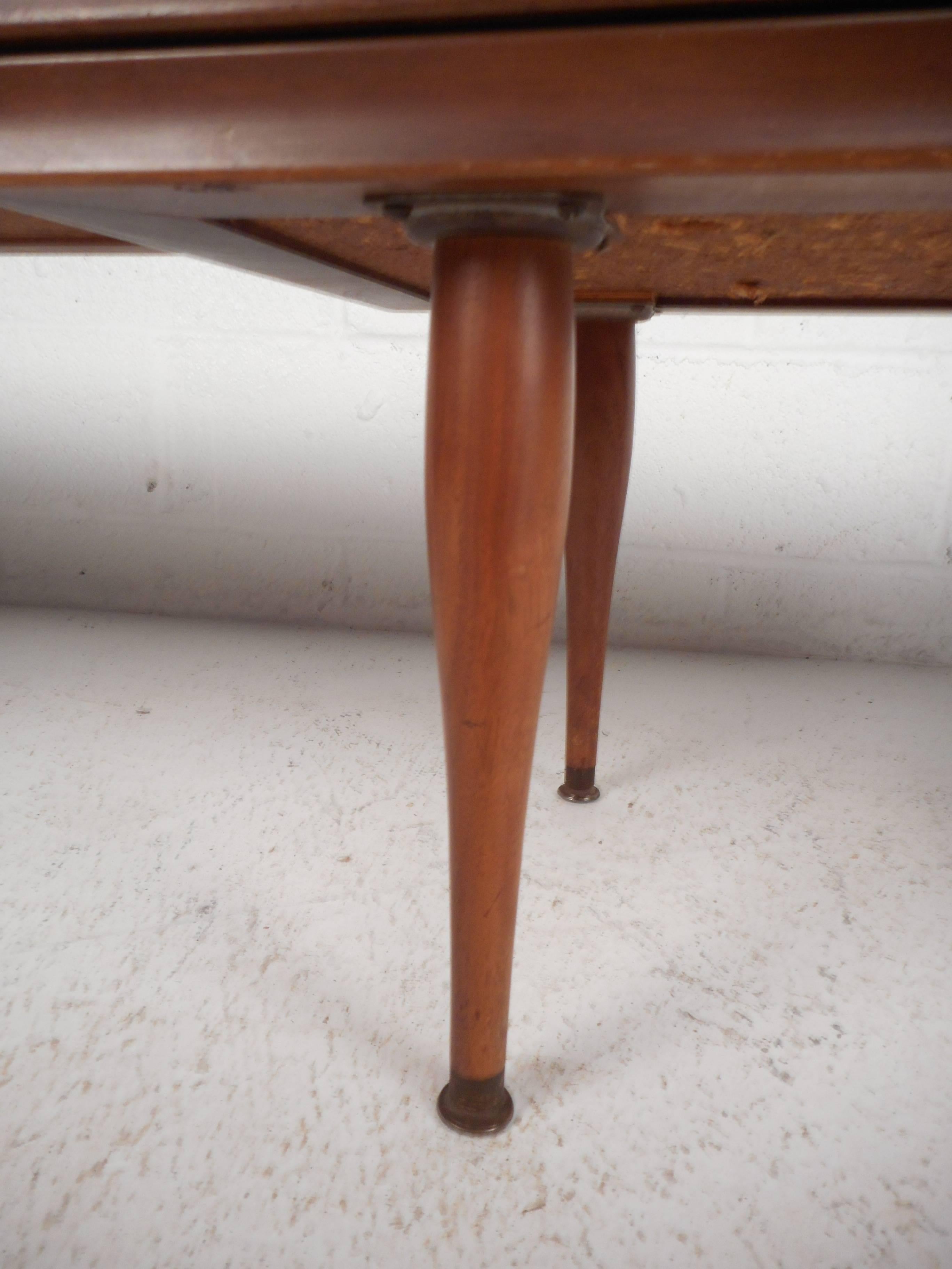 Table basse pivotante à pointe en carreaux, moderne du milieu du siècle dernier en vente 1