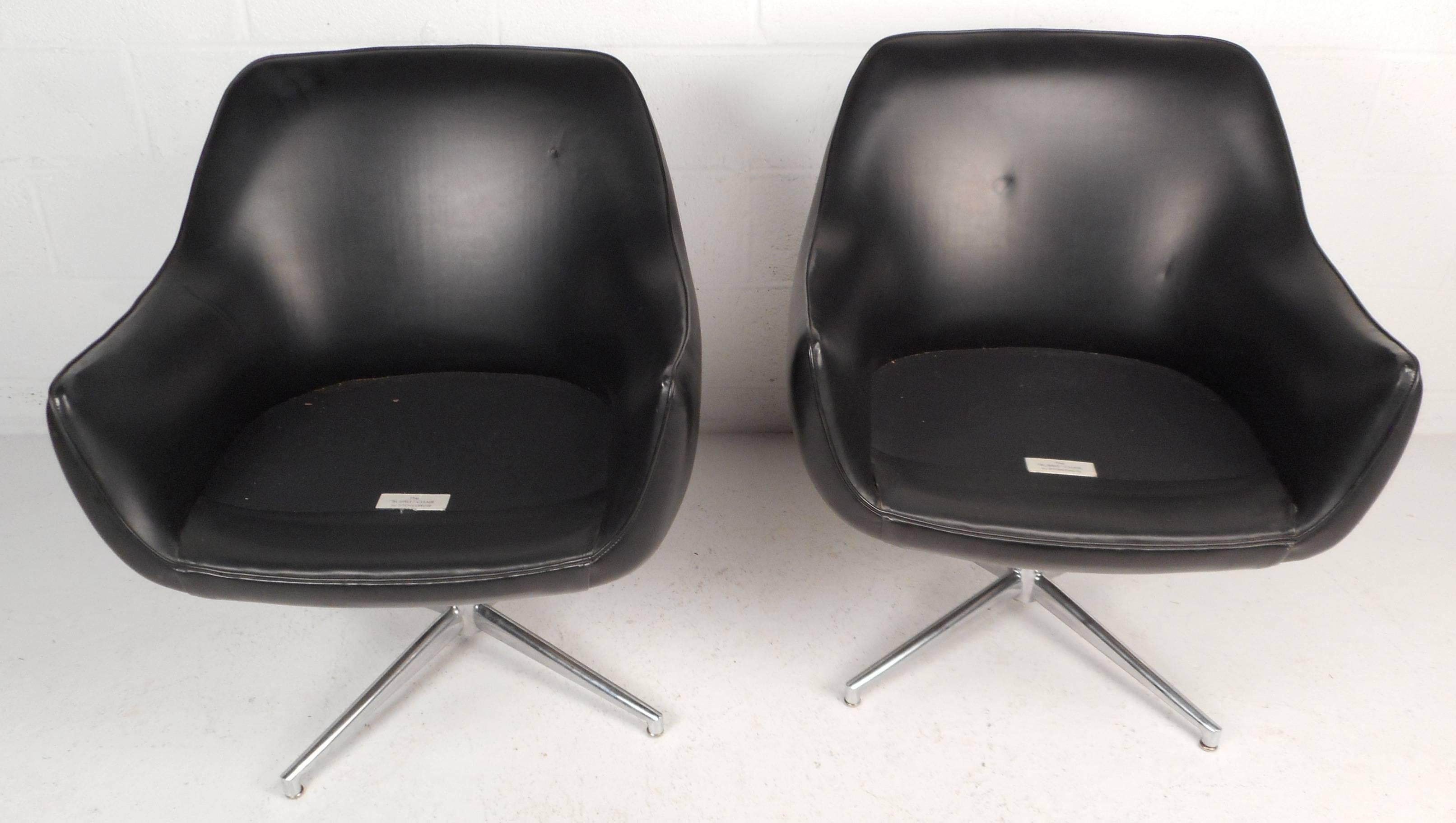 Pair of Mid-Century Modern Bubble Chairs by Stow Davis In Good Condition In Brooklyn, NY
