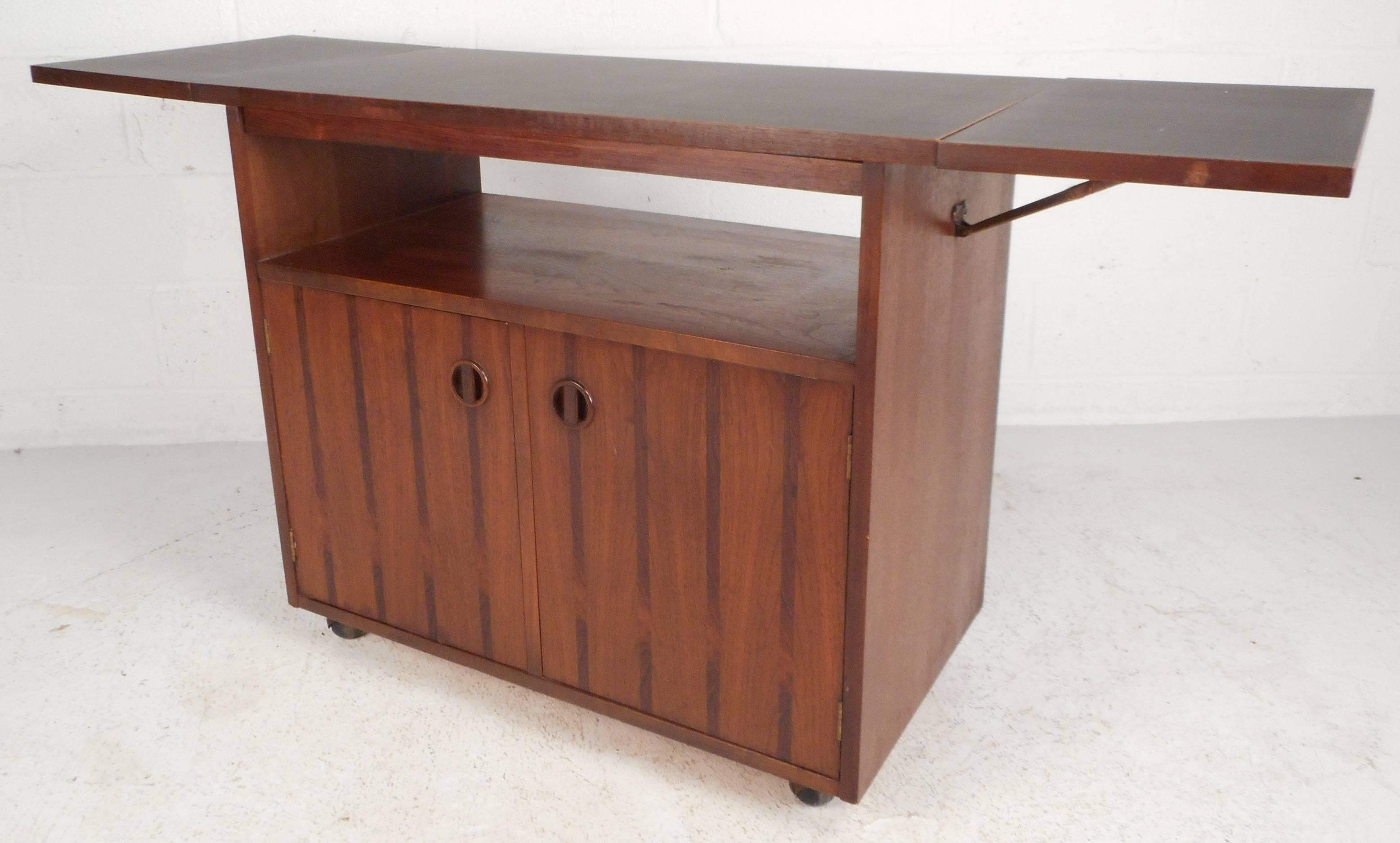 Mid-Century Modern Walnut and Rosewood Bar Cart In Good Condition In Brooklyn, NY