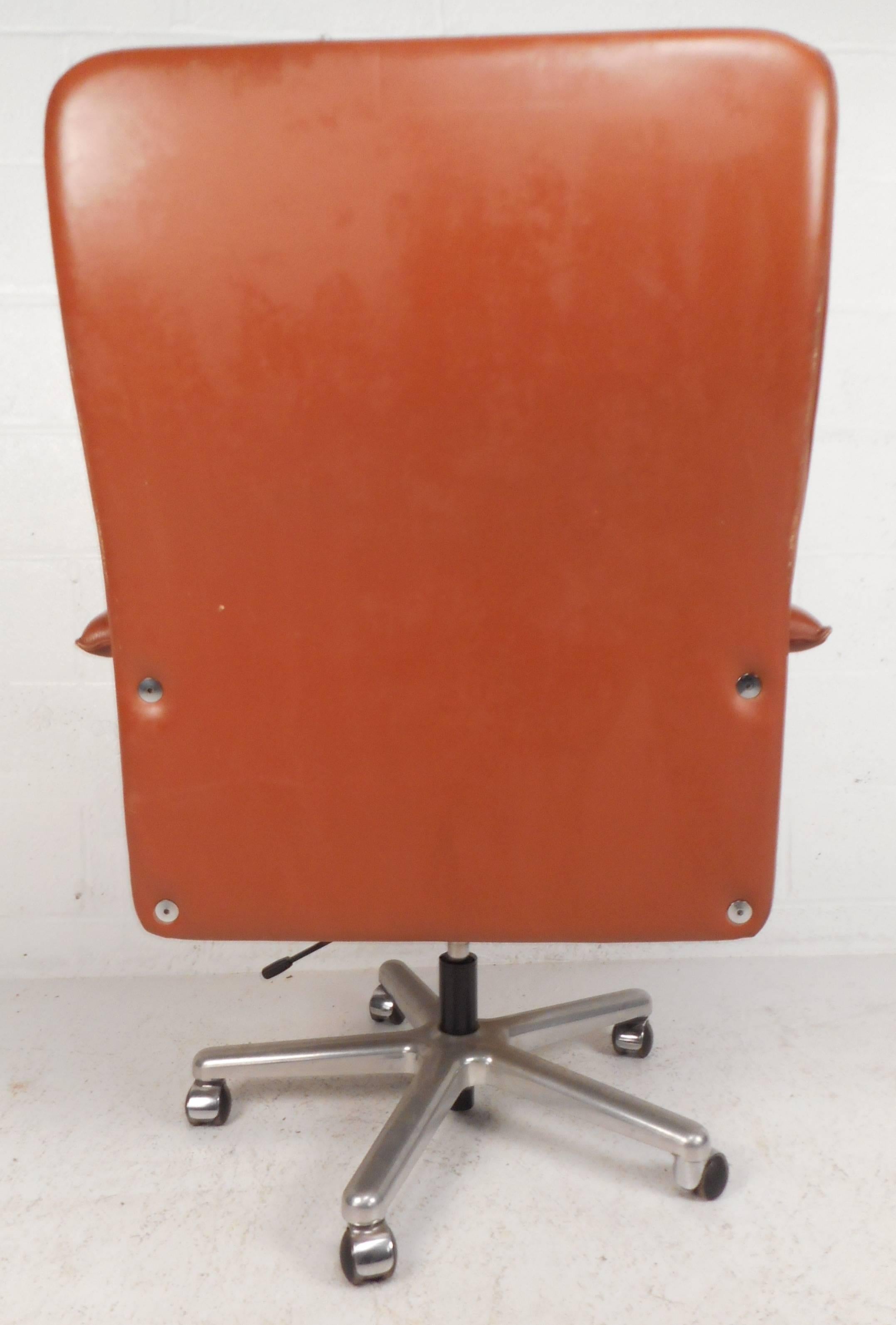 Large Mid-Century Modern Guido Faleschini Desk Chair by Mariani for Pace In Good Condition In Brooklyn, NY