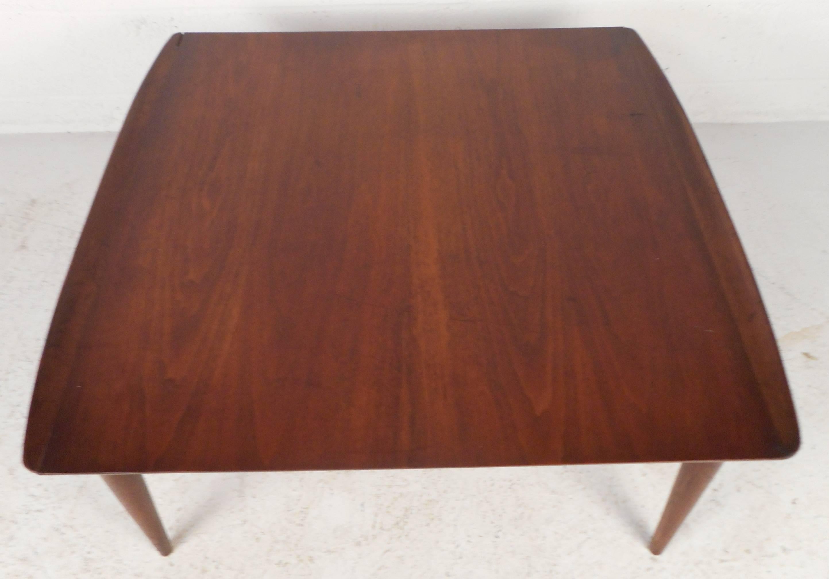 Américain Table basse carrée moderne du milieu du siècle dernier par Bassett en vente