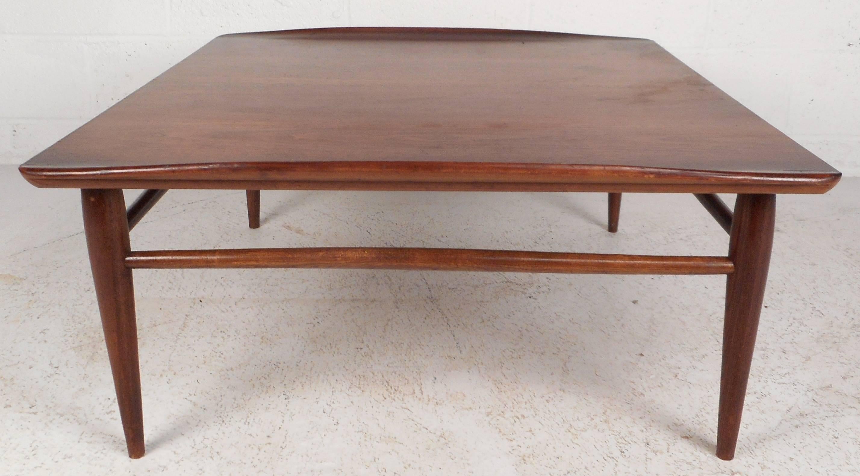 Mid-Century Modern Table basse carrée moderne du milieu du siècle dernier par Bassett en vente