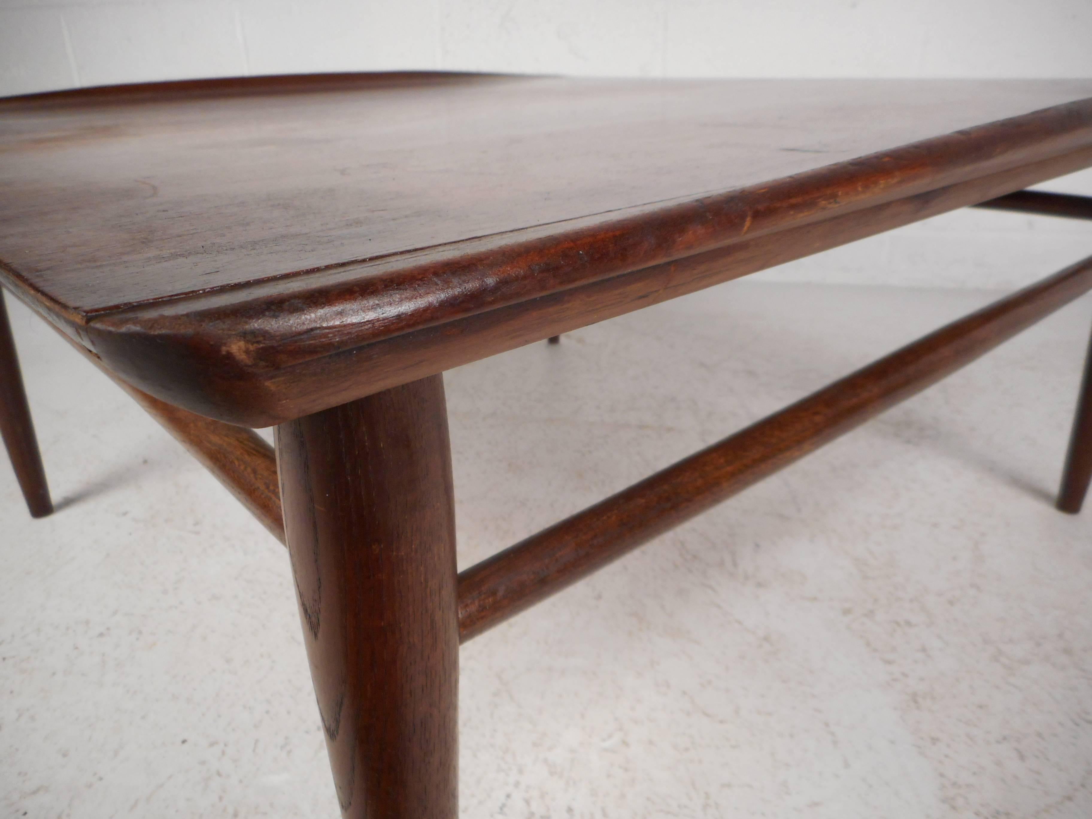 Mid-Century Modern Square Walnut Coffee Table by Bassett In Good Condition For Sale In Brooklyn, NY